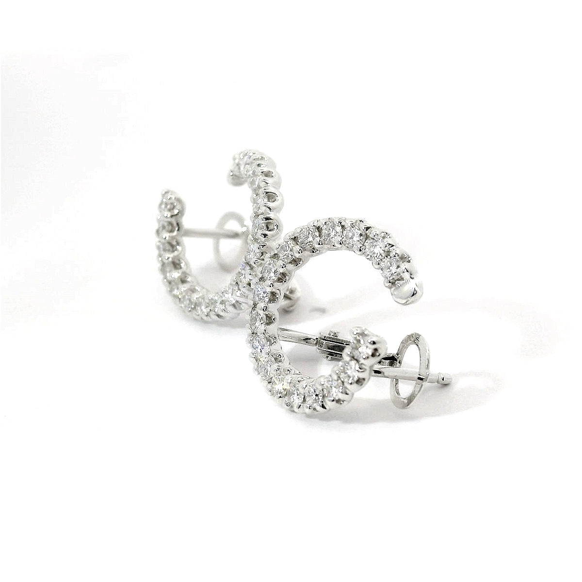 Orecchini a cerchio aperto in oro bianco con diamanti lab-grown taglio brillante, 0,97 carati.