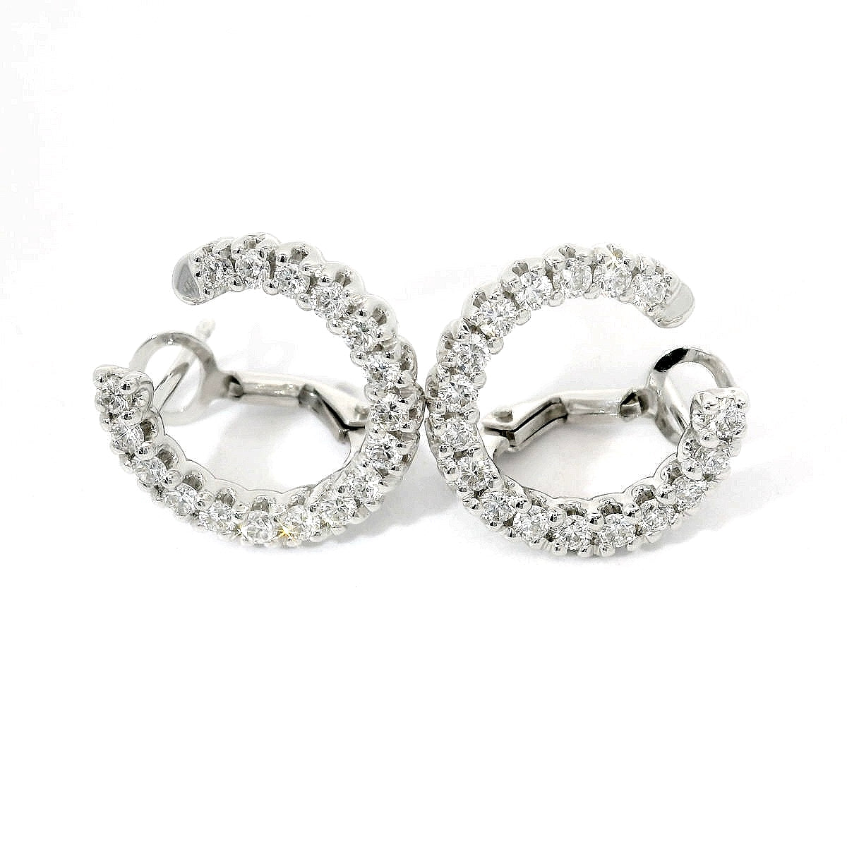 Orecchini a cerchio aperto in oro bianco con diamanti lab-grown taglio brillante, 0,97 carati.