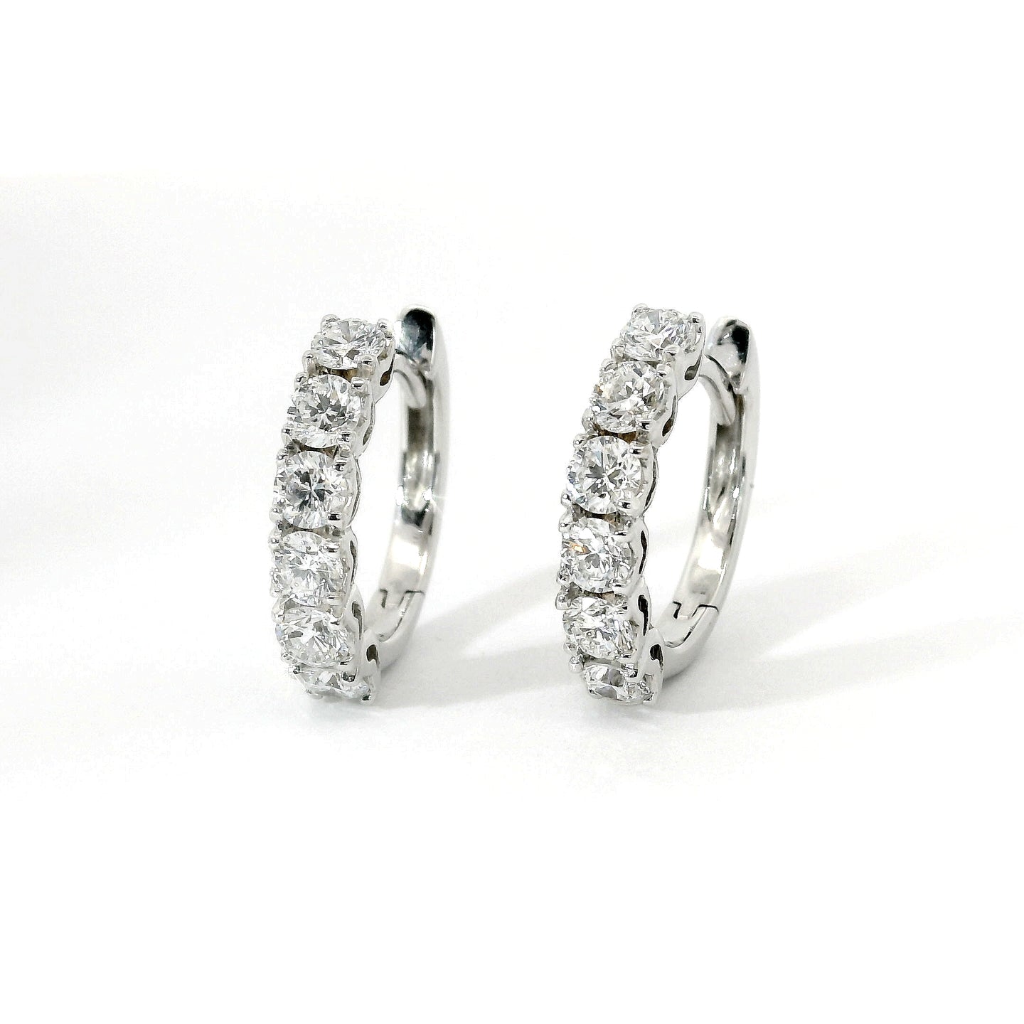 Orecchini a cerchio in oro bianco con diamanti lab-grown taglio brillante, 1,20 carati.
