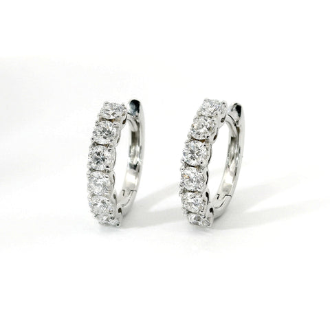 Orecchini a cerchio in oro bianco con diamanti lab-grown taglio brillante, 1,20 carati.