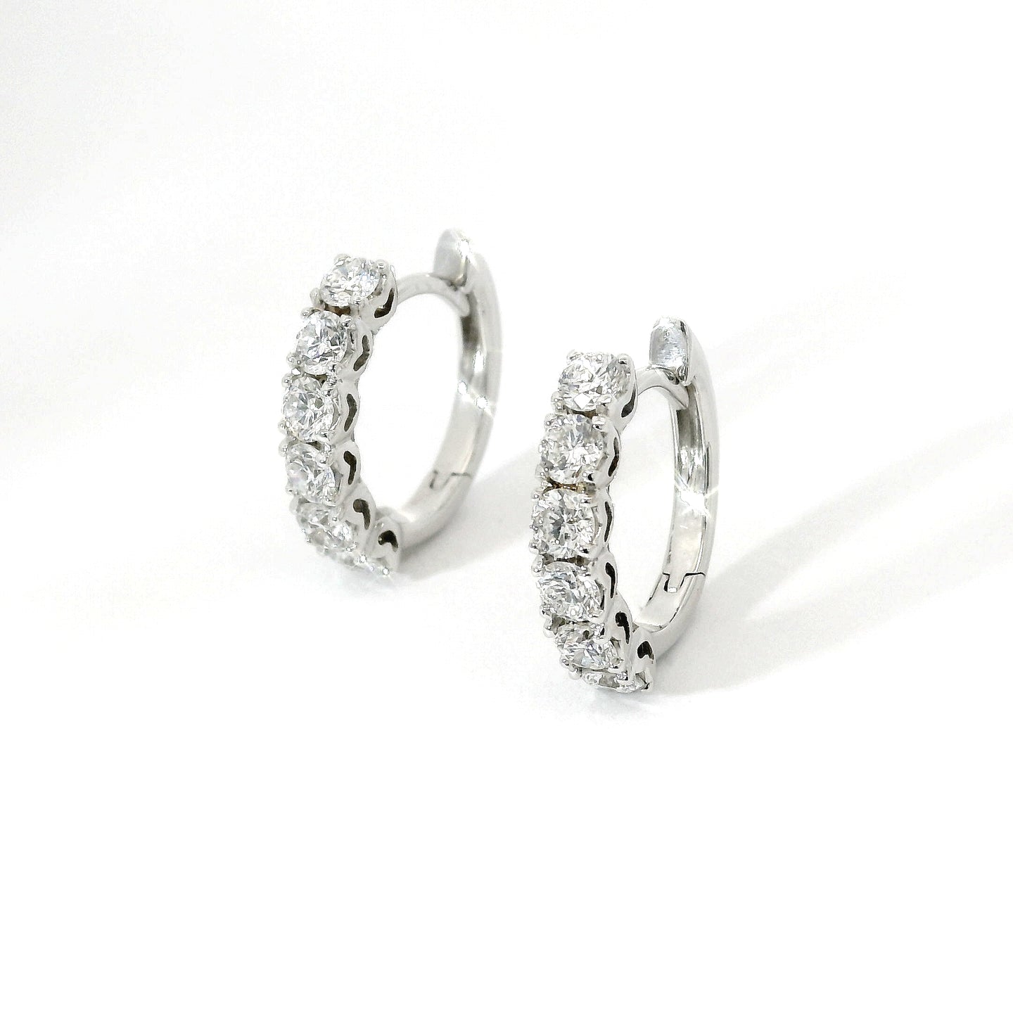 Orecchini a cerchio in oro bianco con diamanti lab-grown taglio brillante, 1,20 carati.