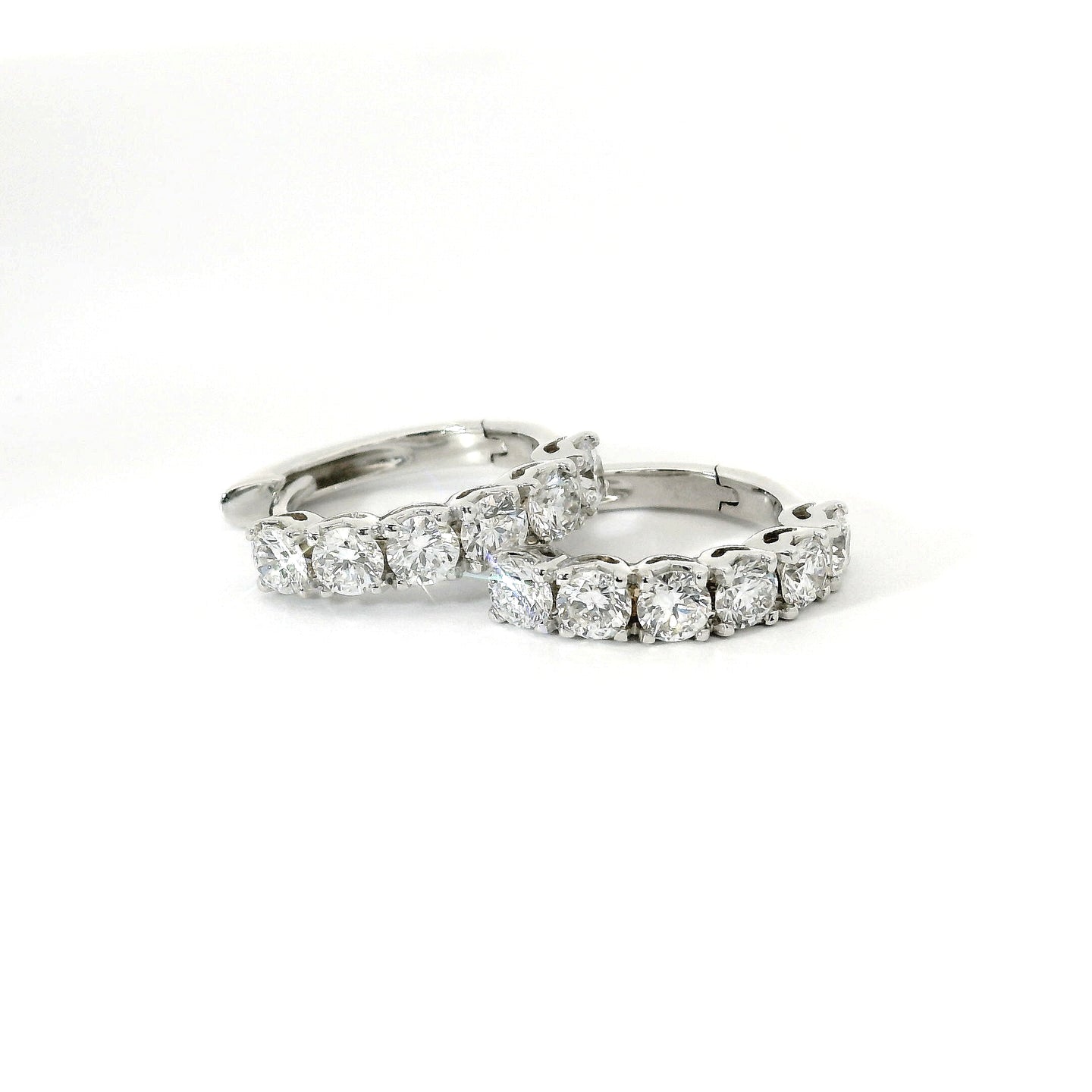 Orecchini a cerchio in oro bianco con diamanti lab-grown taglio brillante, 1,20 carati.