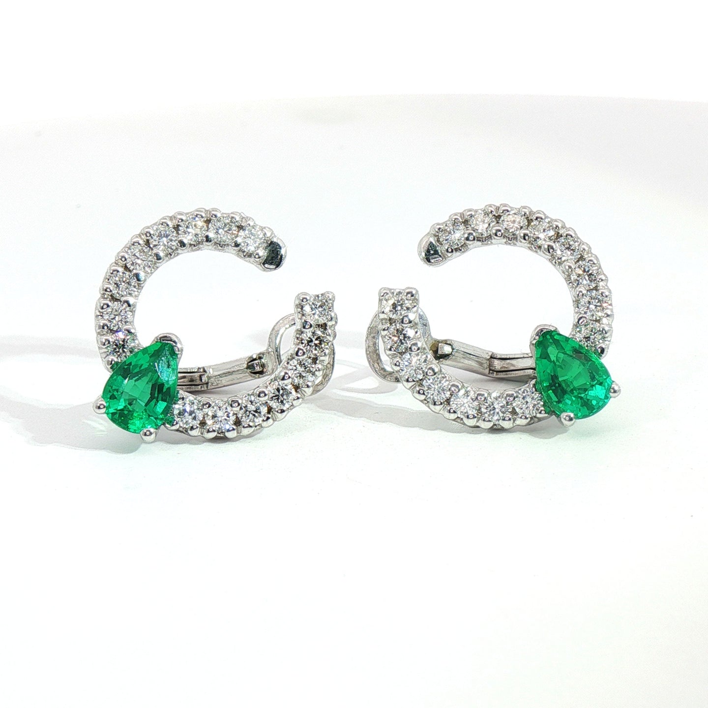 Orecchini a cerchio in oro bianco con smeraldi Lab-Grown taglio goccia e diamanti Lab-Grown taglio brillante.