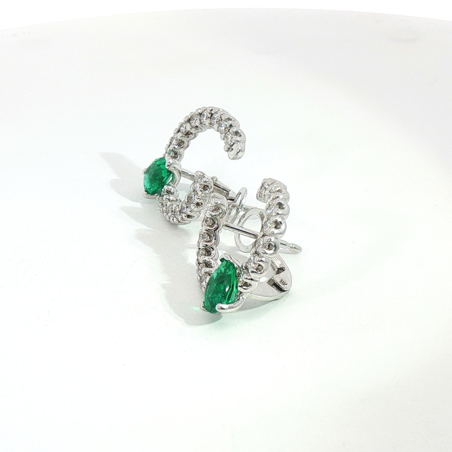 Orecchini a cerchio in oro bianco con smeraldi Lab-Grown taglio goccia e diamanti Lab-Grown taglio brillante.