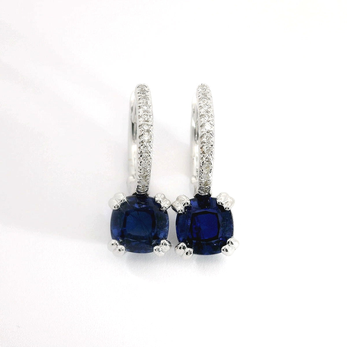 Orecchini a cerchio in oro bianco con zaffiri Lab-Grown e diamanti Lab-Grown taglio brillante.