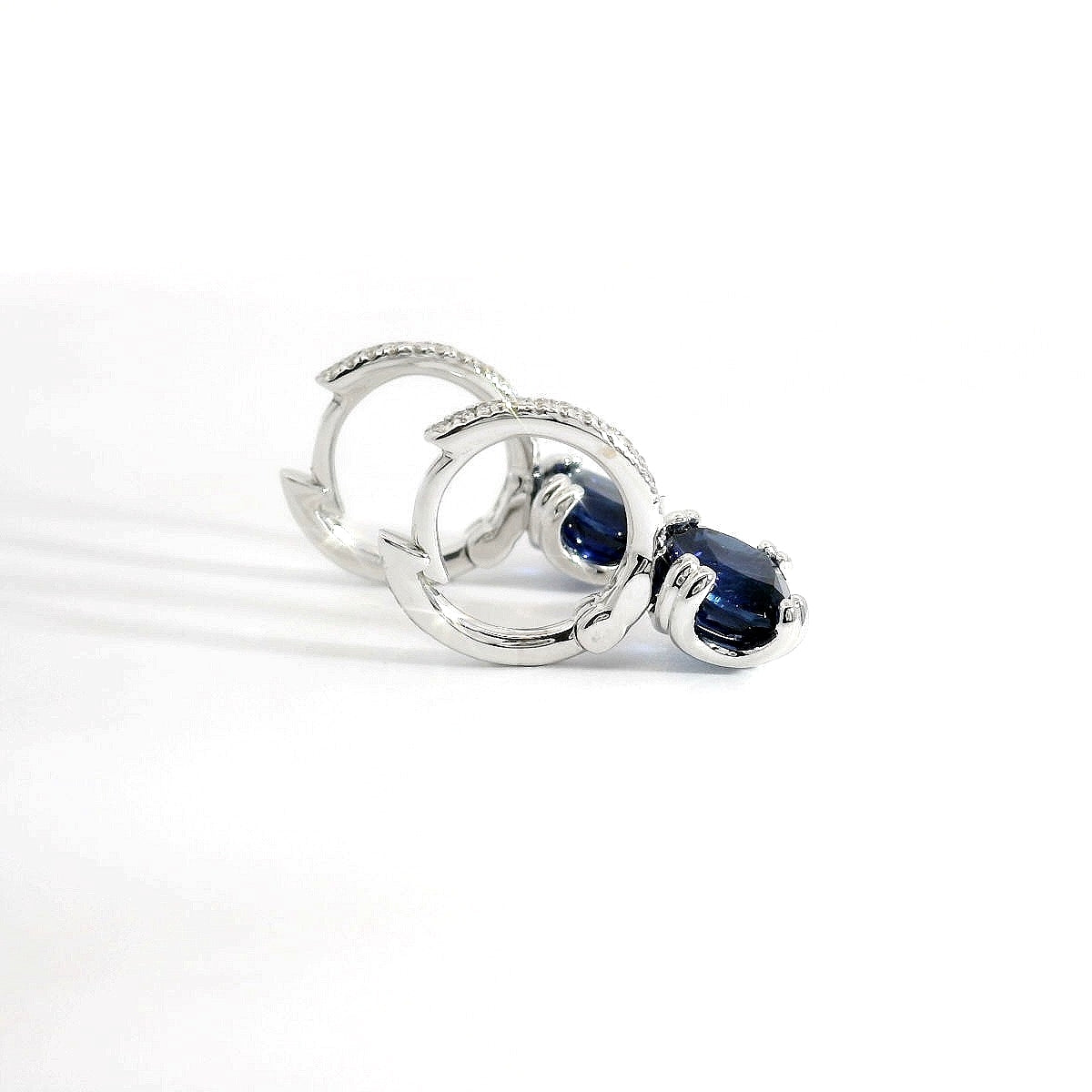 Orecchini a cerchio in oro bianco con zaffiri Lab-Grown e diamanti Lab-Grown taglio brillante.