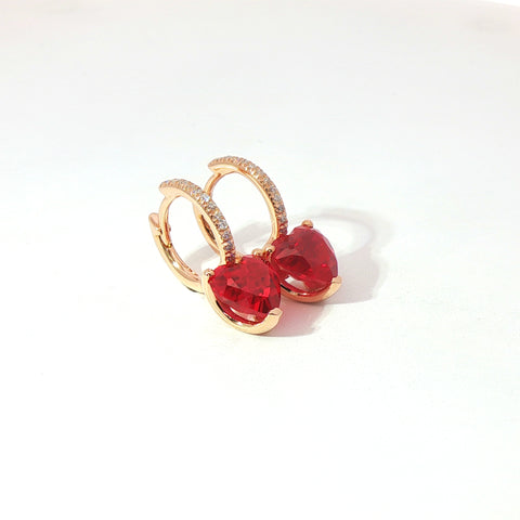 Orecchini cerchio in oro rosa con rubini Lab-Grown taglio cuore e diamanti Lab-Grown tglio brilante.