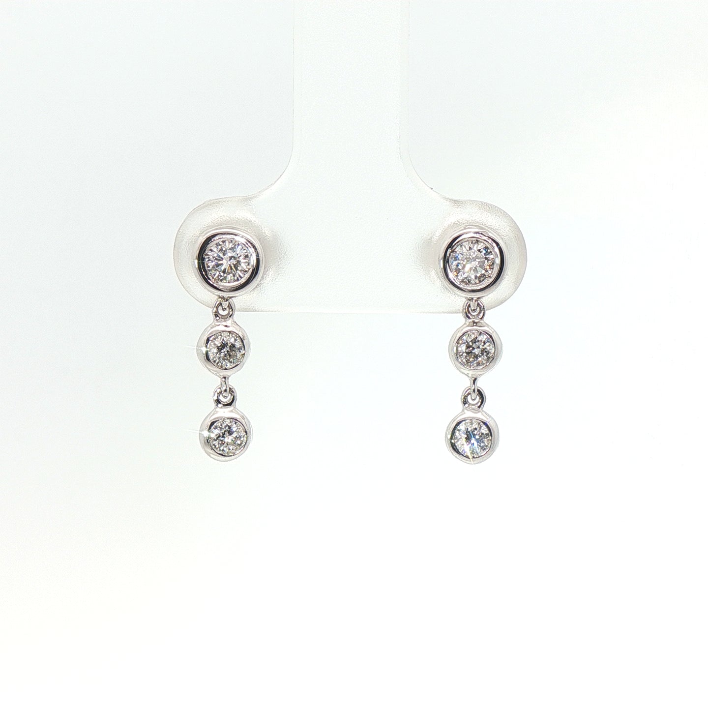 Orecchini in oro bianco con diamanti Lab-Grown taglio brillante, 0,40 carati.