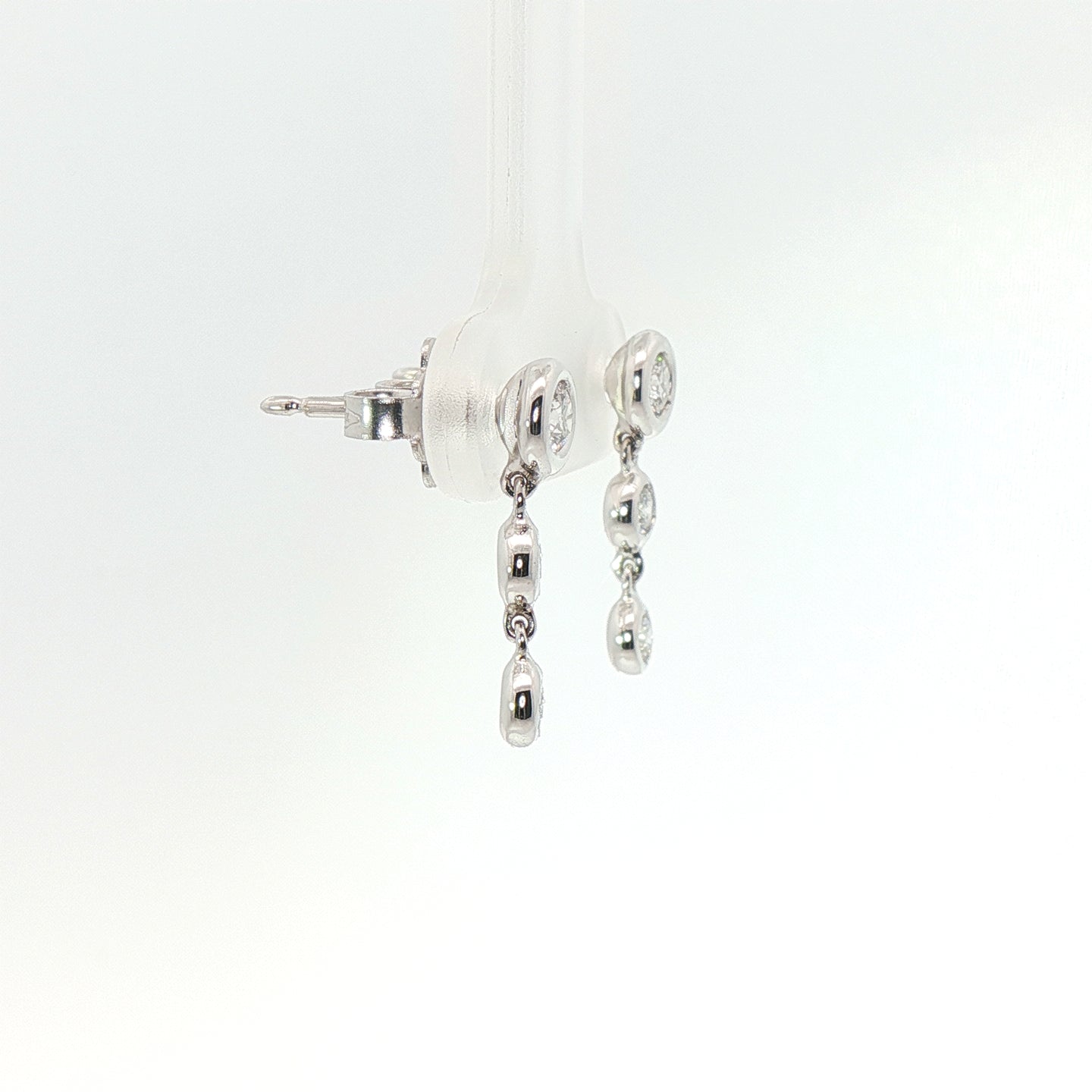 Orecchini in oro bianco con diamanti Lab-Grown taglio brillante, 0,40 carati.