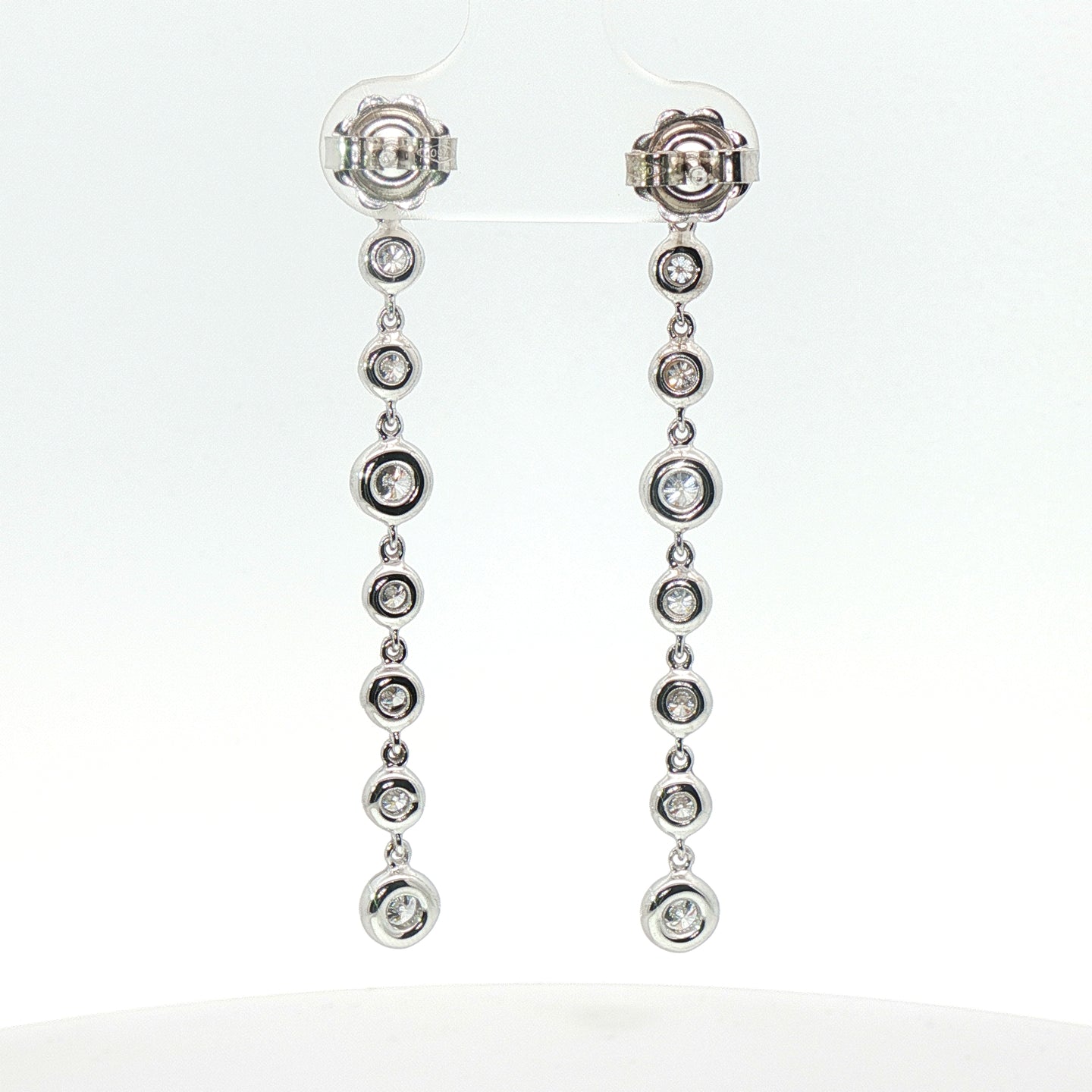 Orecchini in oro bianco con diamanti Lab-Grown taglio brillante, 1,12 carati.