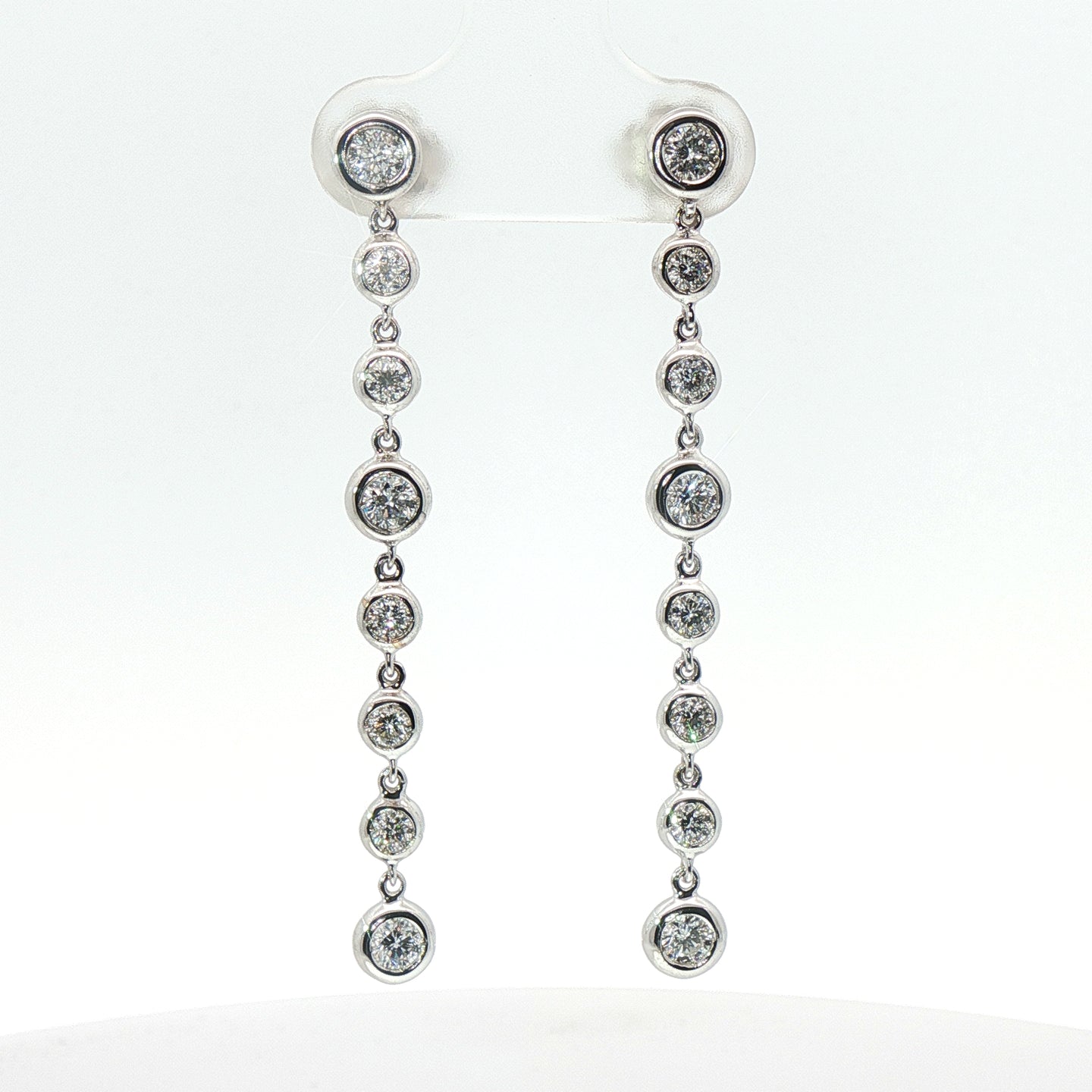 Orecchini in oro bianco con diamanti Lab-Grown taglio brillante, 1,12 carati.