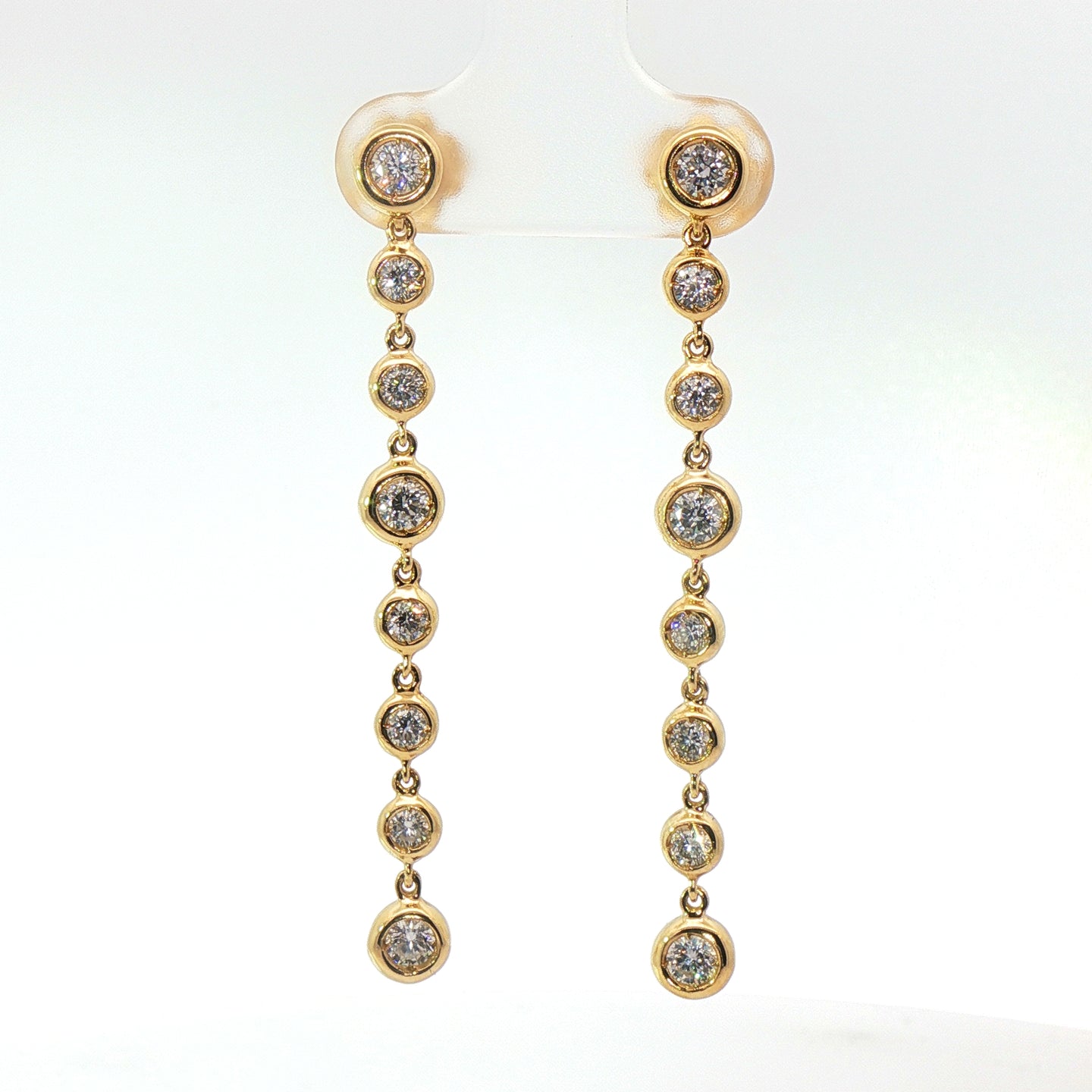 Orecchini in oro giallo con diamanti Lab-Grown taglio brillante, 1,12 carati.