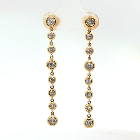 Orecchini in oro giallo con diamanti Lab-Grown taglio brillante, 1,12 carati.