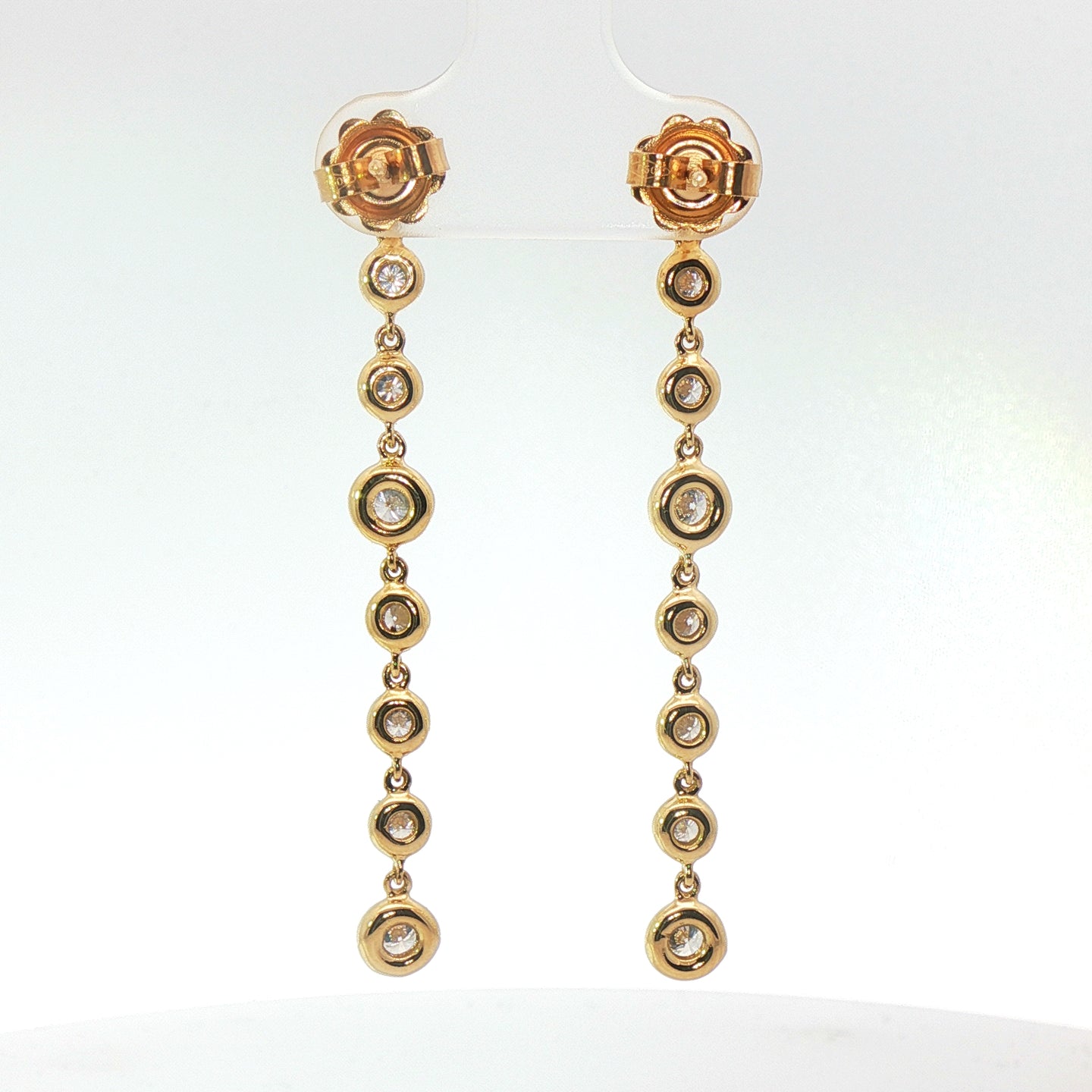 Orecchini in oro giallo con diamanti Lab-Grown taglio brillante, 1,12 carati.