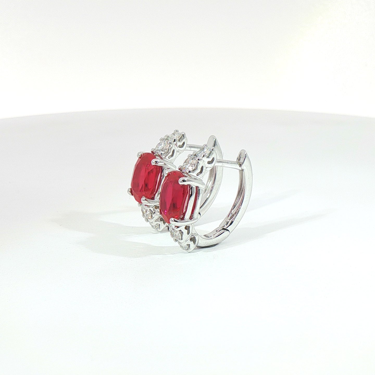 Orecchini in oro bianco con Rubini Lab-Grown taglio ovale e diamanti Lab-Grown taglio brillante.