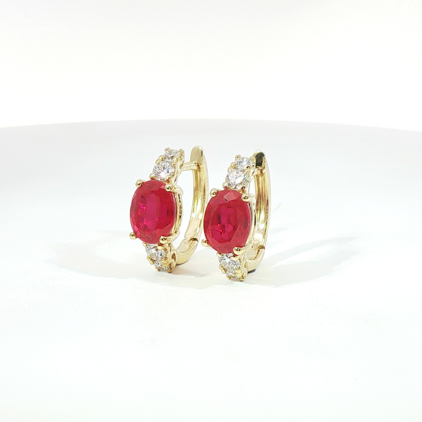 Orecchini in oro giallo con rubini Lab-Grown taglio ovale e diamanti Lab-Grown taglio brillante.
