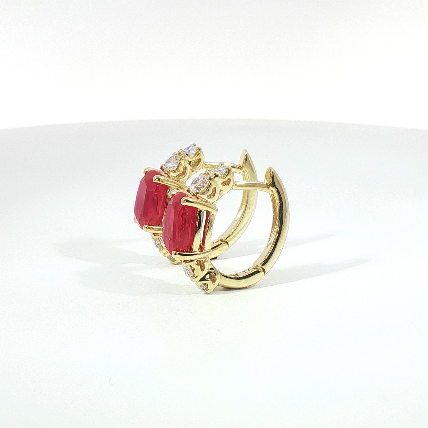 Orecchini in oro giallo con rubini Lab-Grown taglio ovale e diamanti Lab-Grown taglio brillante.