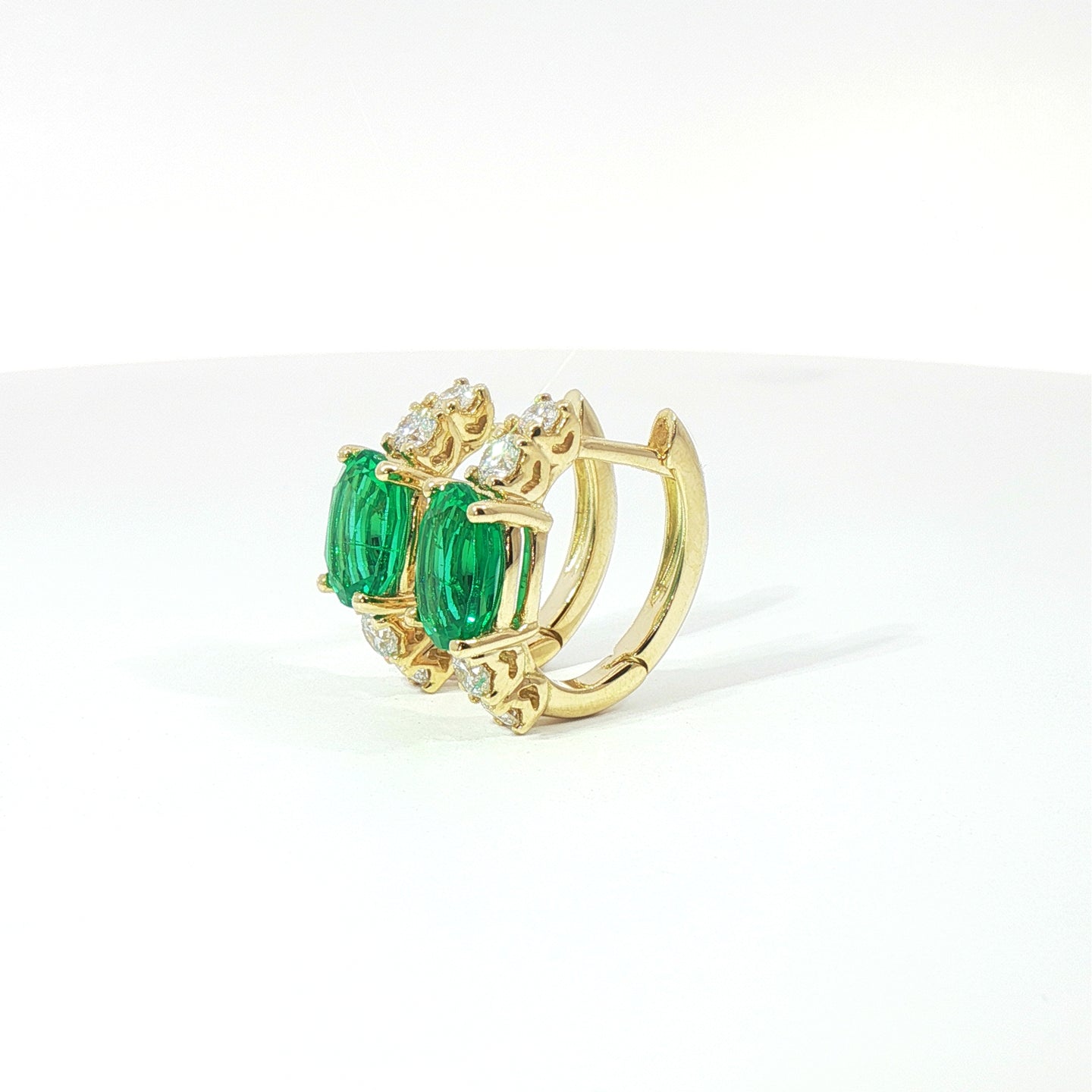 Orecchini in oro giallo con smeraldi Lab-Grown taglio ovale e diamanti Lab-Grown taglio brillante.