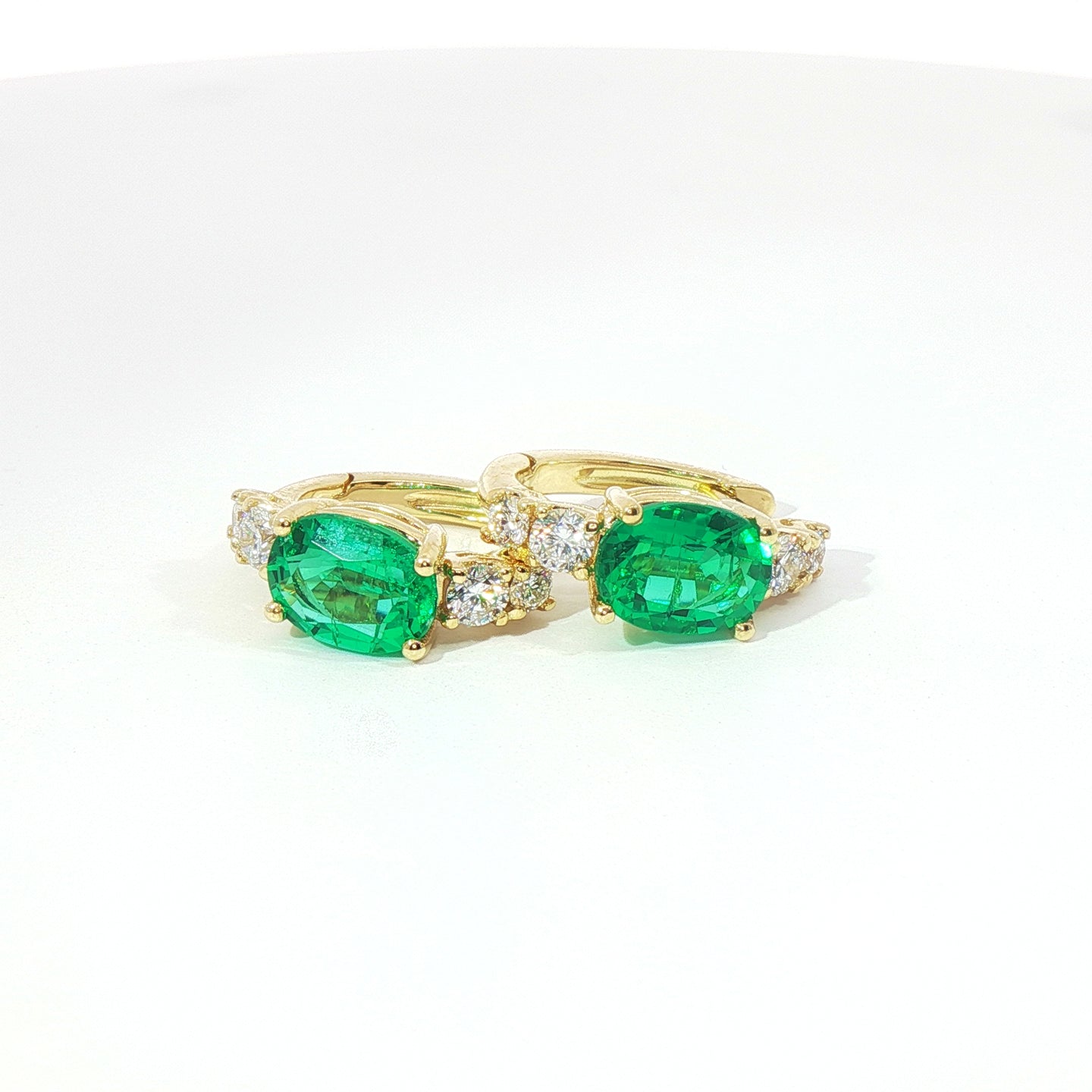 Orecchini in oro giallo con smeraldi Lab-Grown taglio ovale e diamanti Lab-Grown taglio brillante.