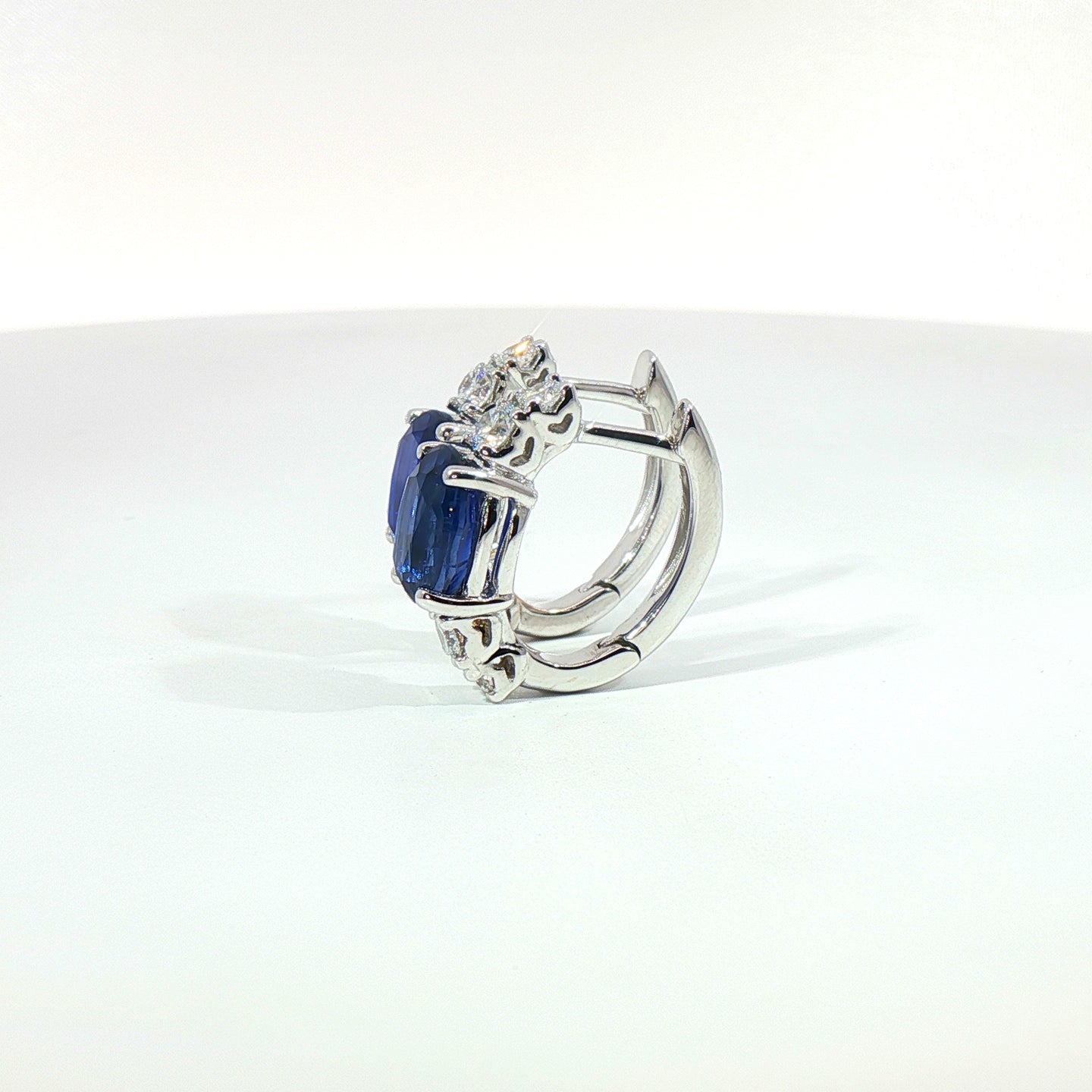 Orecchini in oro bianco con zaffiri Lab-Grown taglio ovale e diamanti Lab-Grown taglio brillante.