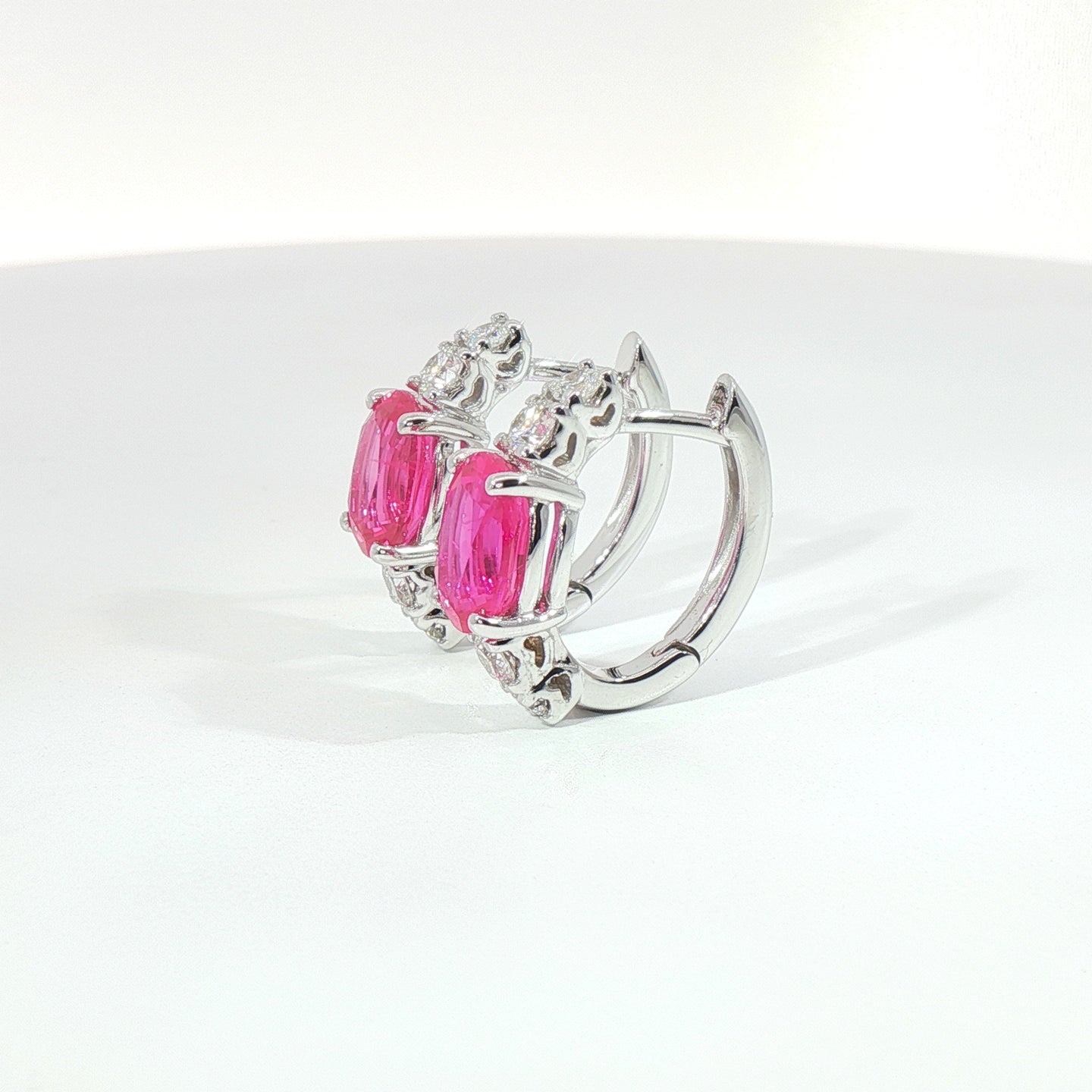 Orecchini in oro bianco con zaffiri rosa Lab-Grown taglio ovale e diamanti Lab-Grown taglio brillante.