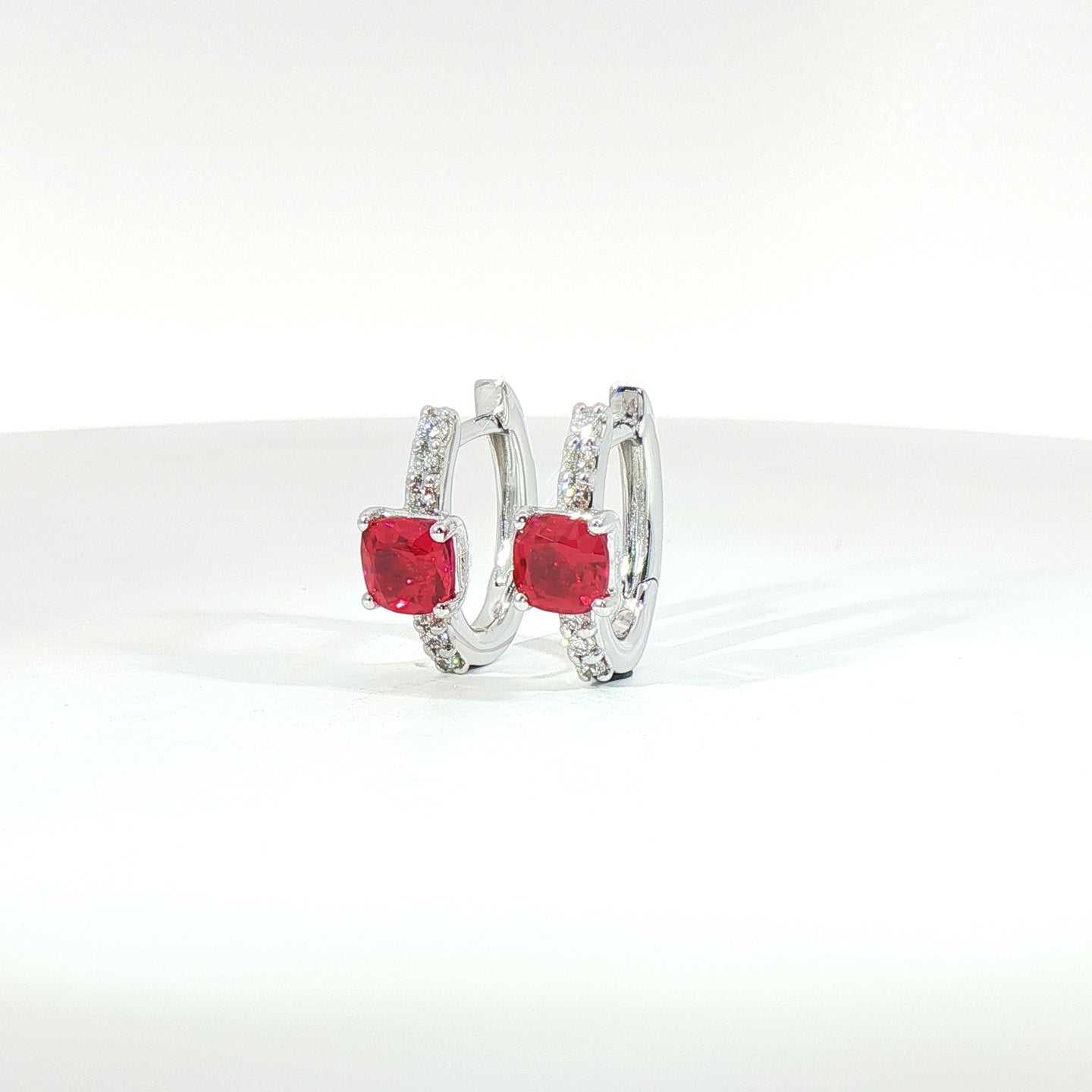 Orecchini in oro bianco con rubini Lab-Grown taglio cuscino e diamanti Lab-Grown taglio brillante.