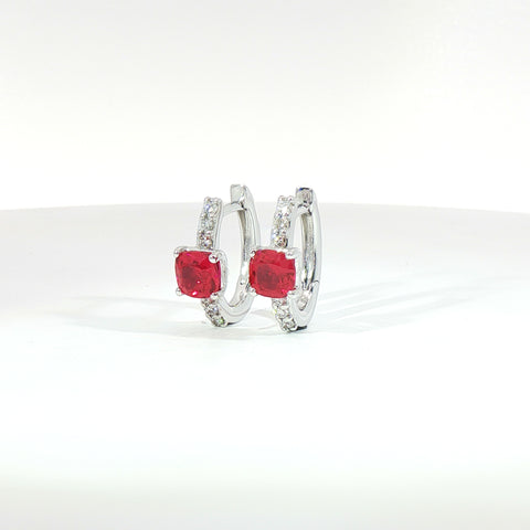 Orecchini in oro bianco con rubini Lab-Grown taglio cuscino e diamanti Lab-Grown taglio brillante.
