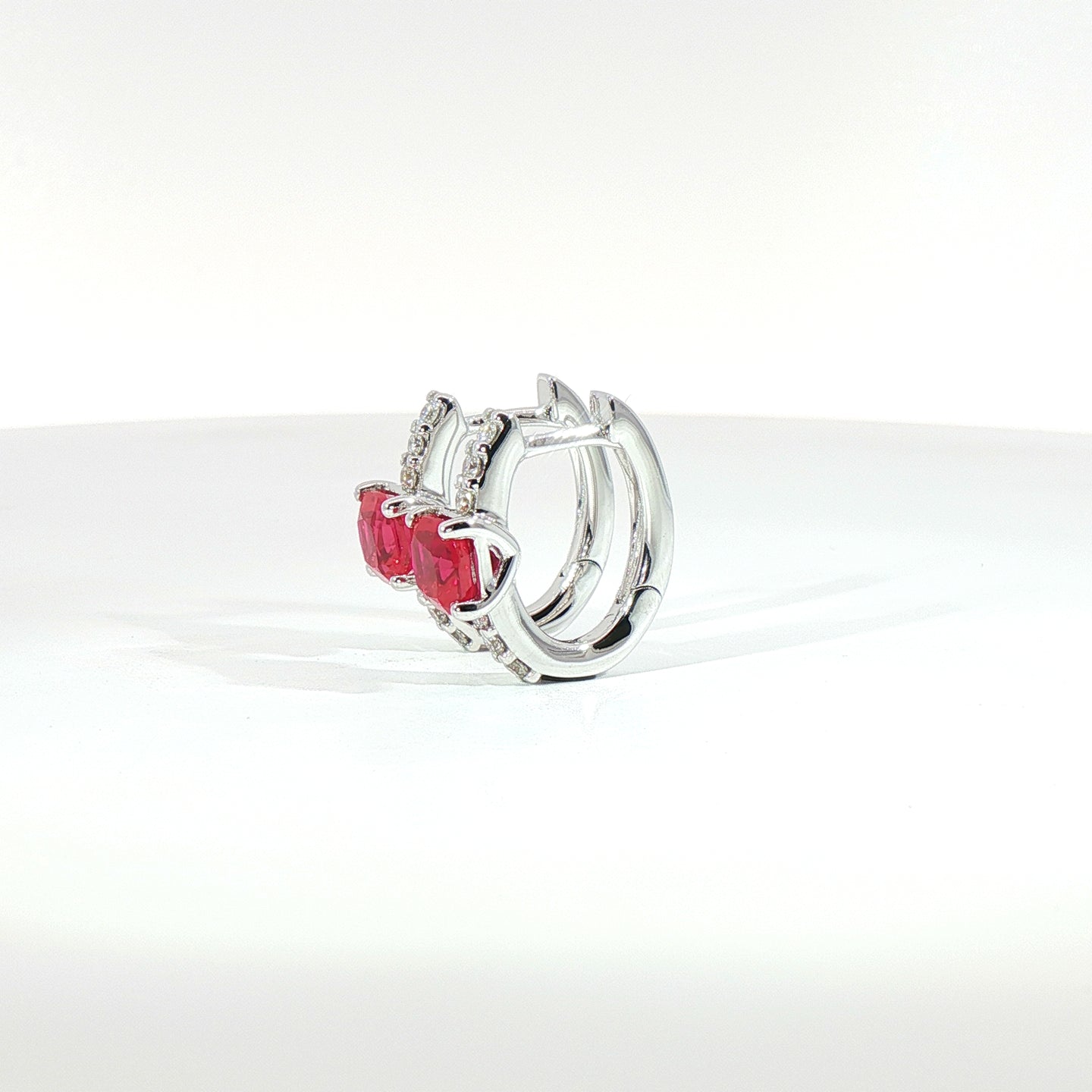 Orecchini in oro bianco con rubini Lab-Grown taglio cuscino e diamanti Lab-Grown taglio brillante.