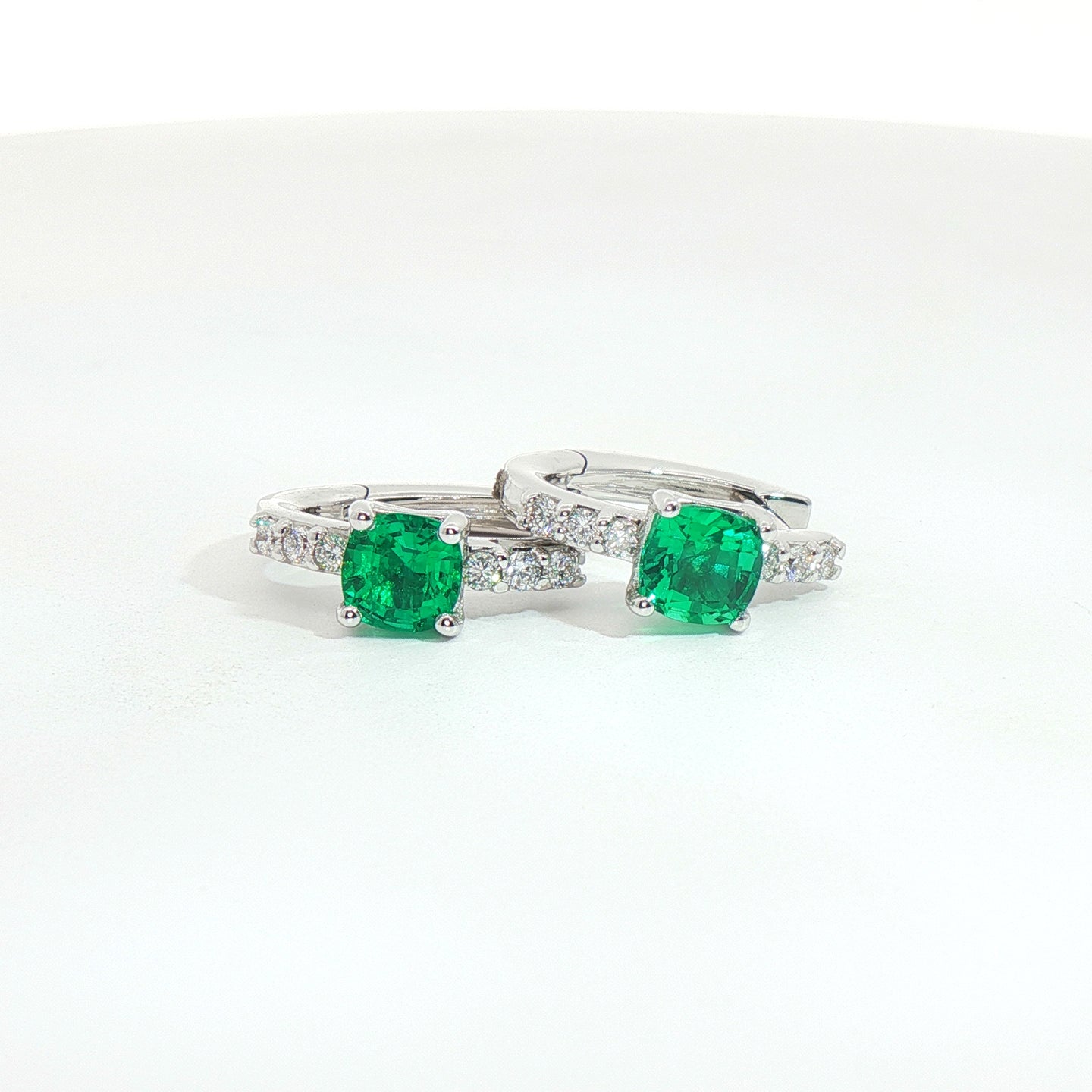 Orecchini in oro bianco con smeraldi Lab-Grown taglio cuscino e diamanti Lab-Grown taglio brillante.