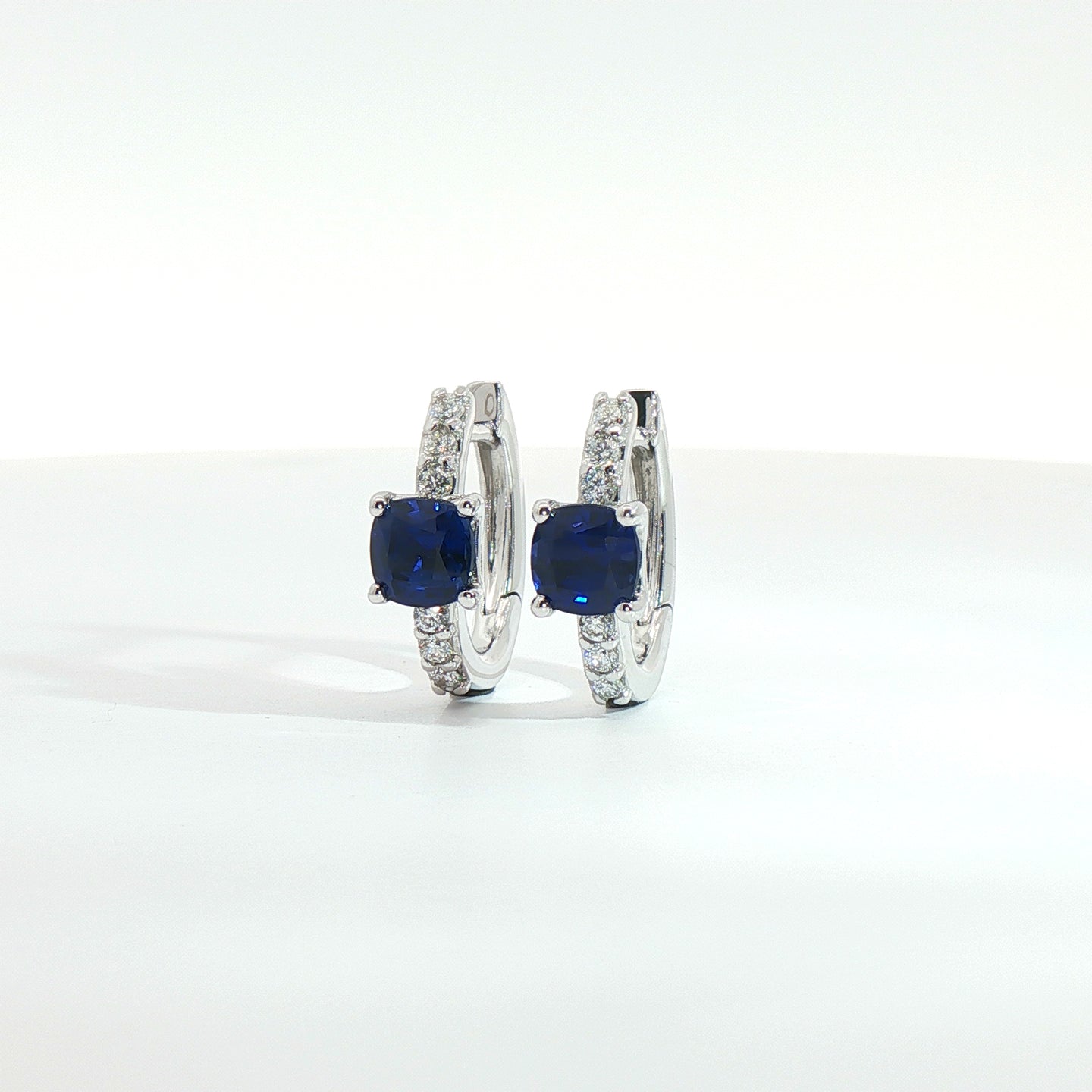 Orecchini in oro bianco con zaffiri Lab-Grown taglio cuscino e diamanti Lab-Grown taglio brillante.