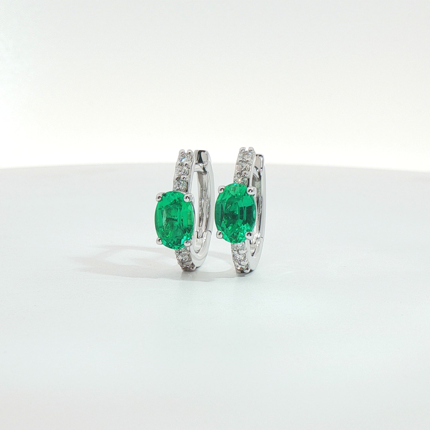 Orecchini in oro bianco con smeraldi lab-Grown taglio ovale e diamanti Lab-Grown taglio brillante.