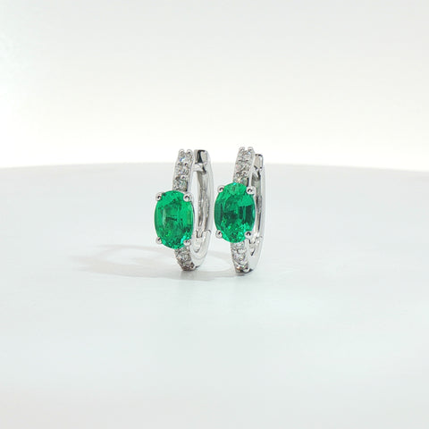 Orecchini in oro bianco con smeraldi lab-Grown taglio ovale e diamanti Lab-Grown taglio brillante.