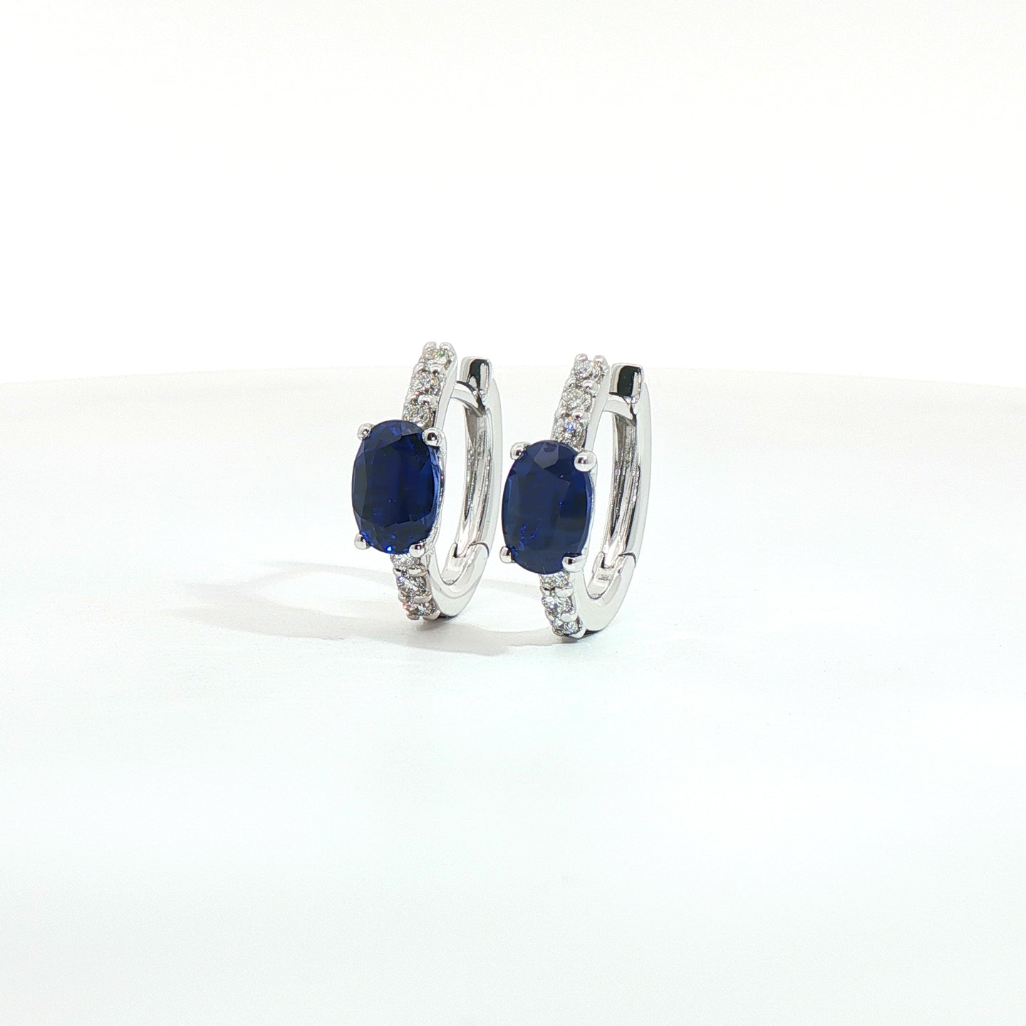 Orecchini in oro bianco con zaffiri Lab-Grown taglio ovale e diamanti Lab-Grown taglio brillante.