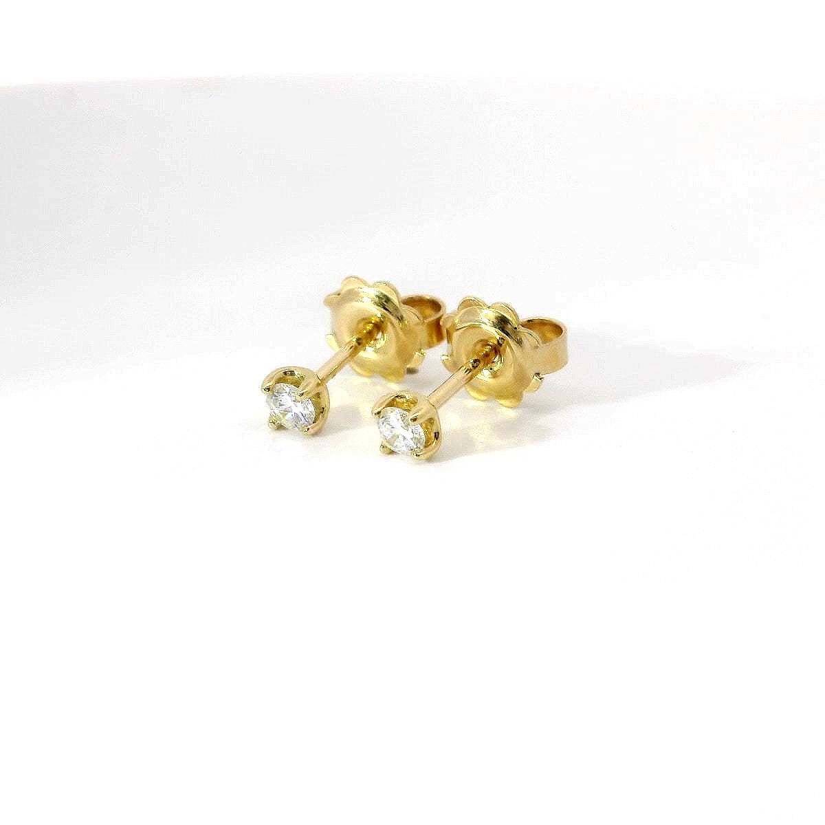 Orecchini punto luce in oro giallo e diamanti Lab-Grown taglio brillante, 0,19 carati.