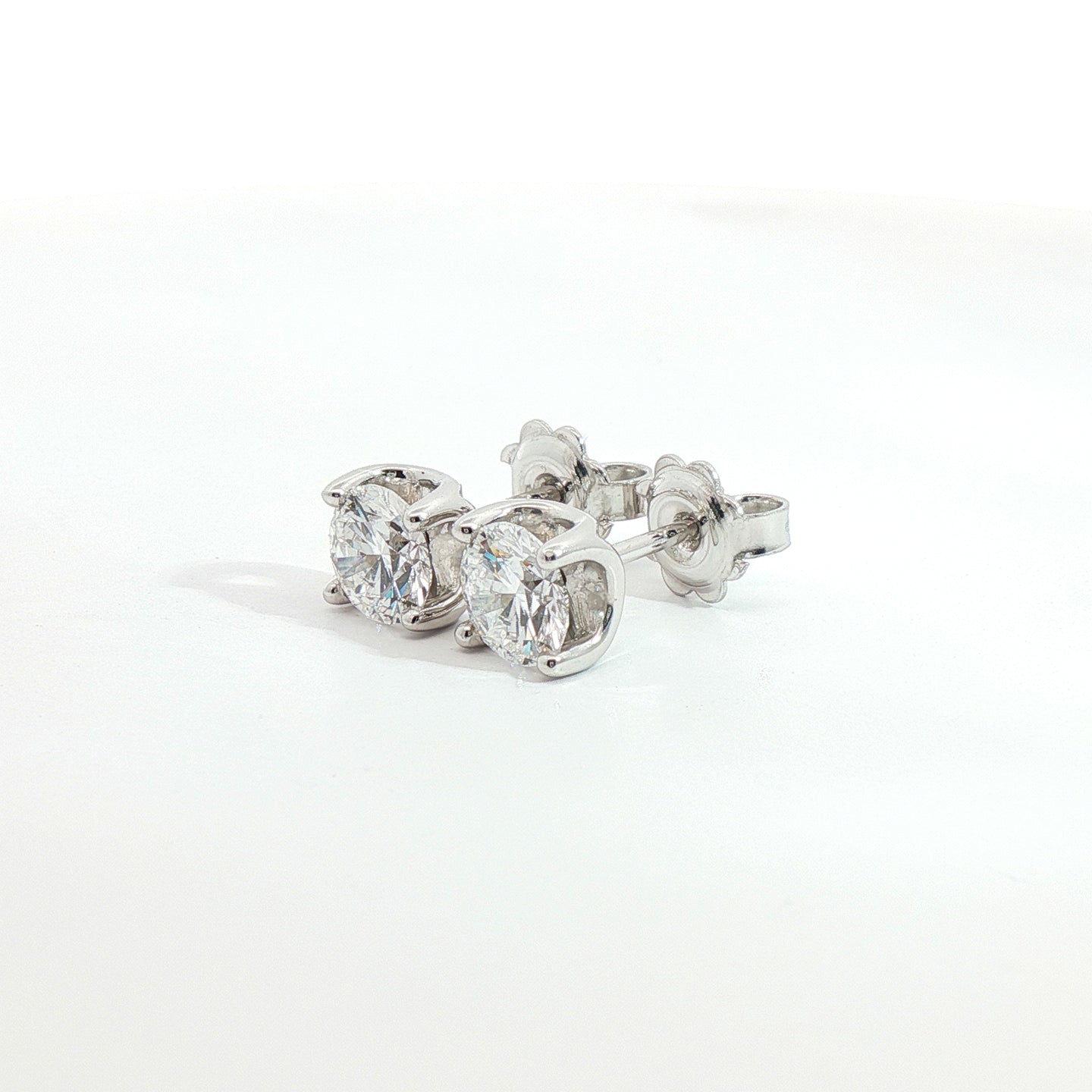 Orecchini punto luce in oro bianco con diamanti Lab-Grown taglio brillante, 1,62 carati.