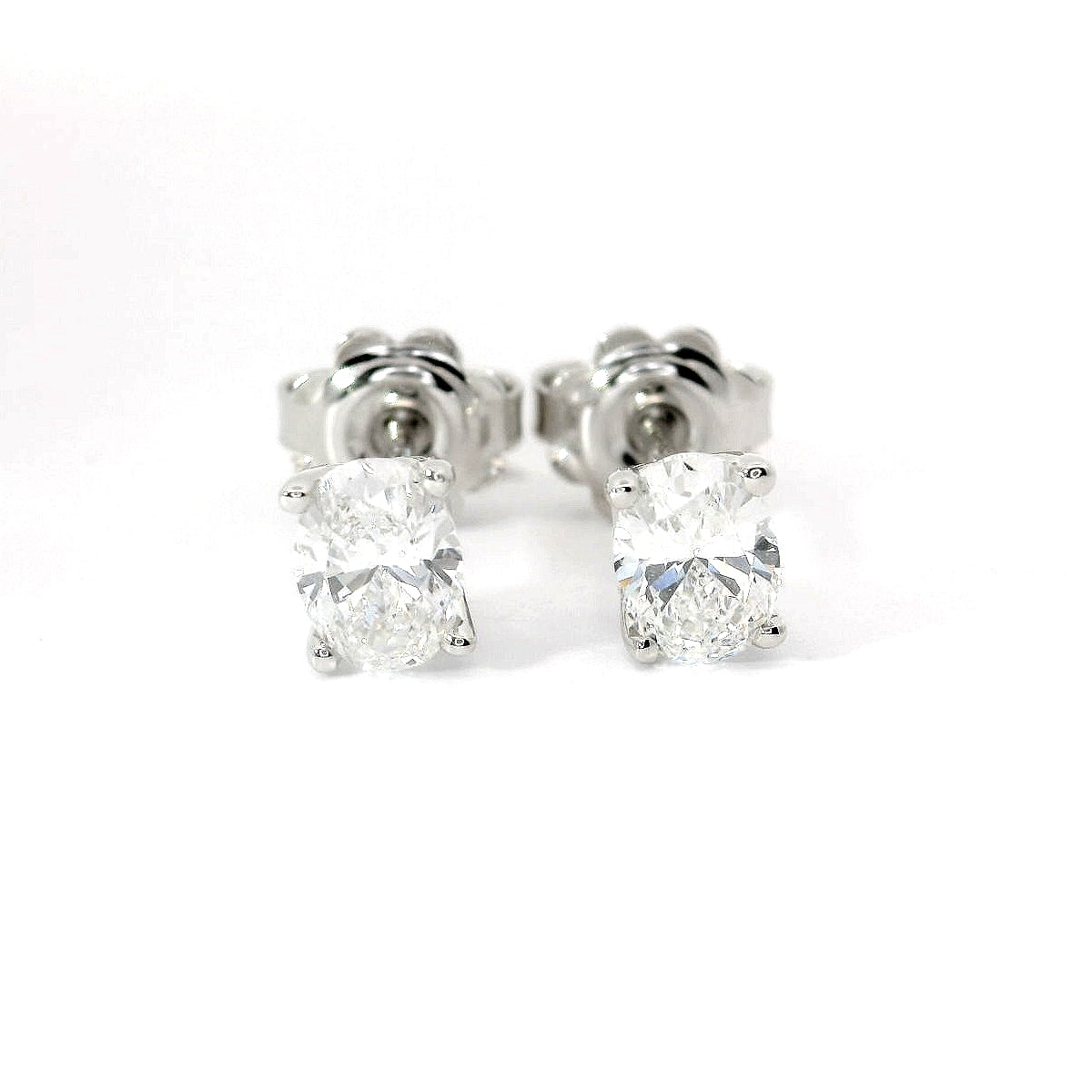 Orecchini punto luce in oro bianco e Diamani lab-grown taglio ovale, 1,04 carati.