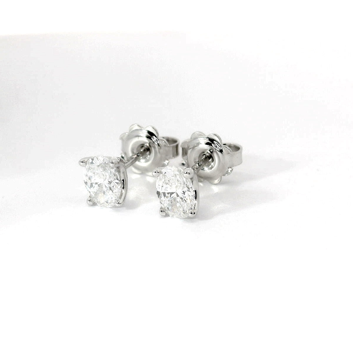 Orecchini punto luce in oro bianco e Diamani lab-grown taglio ovale, 1,04 carati.