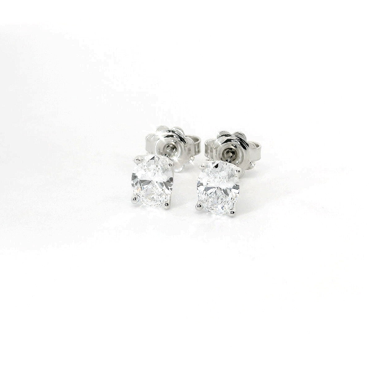 Orecchini punto luce in oro bianco con diamante lab-grown taglio ovale, 1,41 carati.