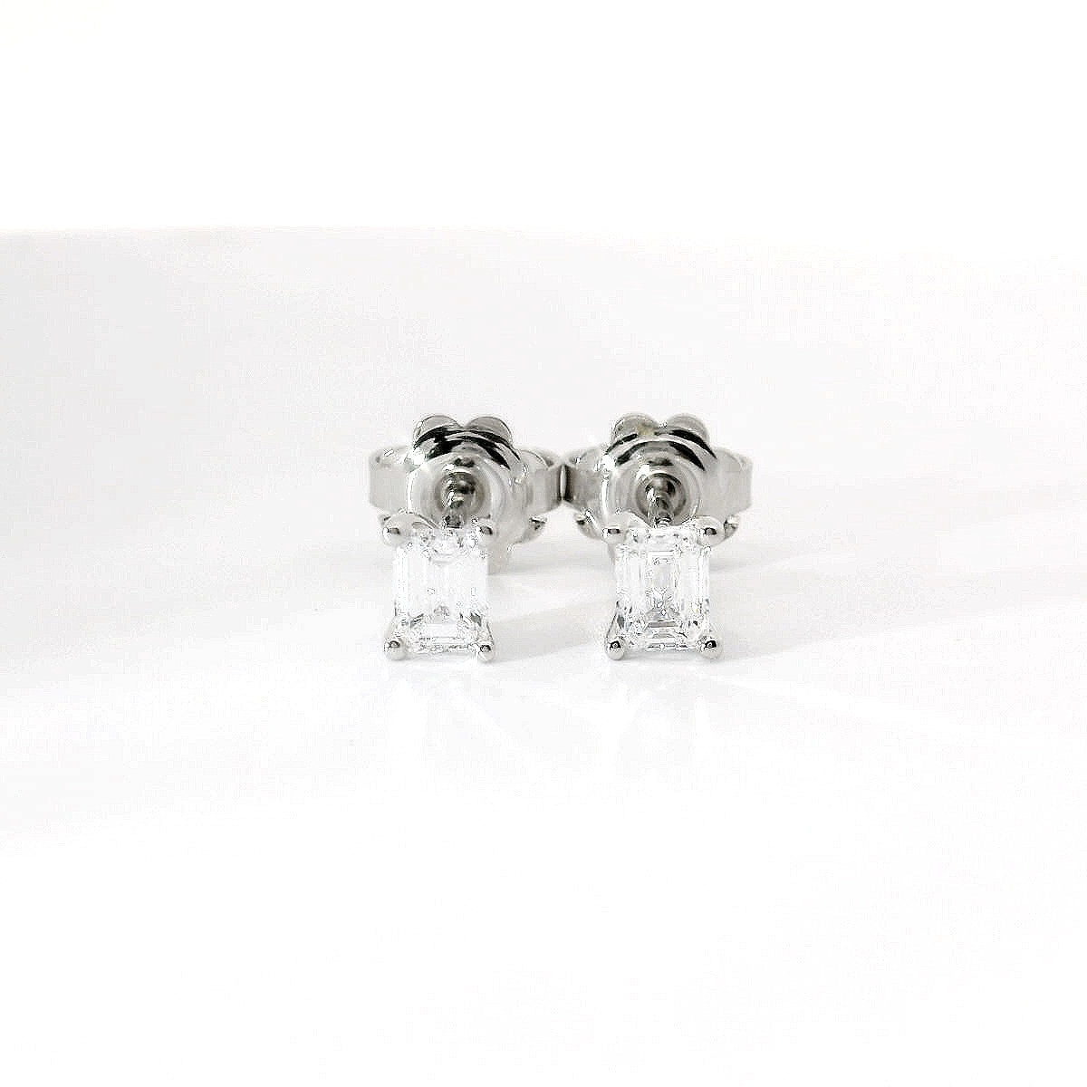 Orecchini punto luce in oro bianco e diamanti Lab-Grown taglio smeraldo, 0,60 carati.