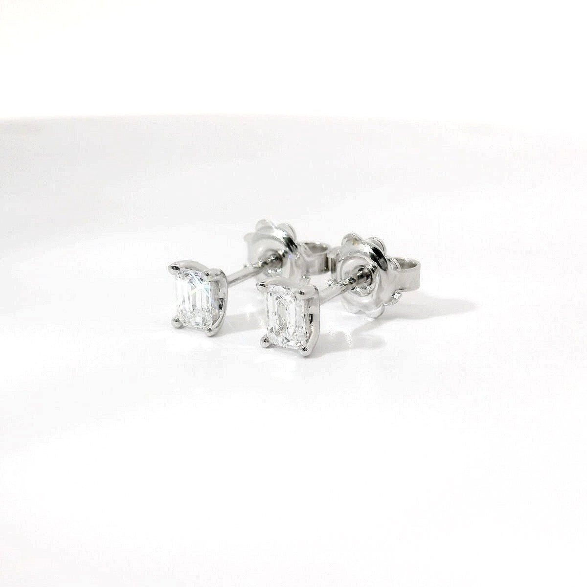 Orecchini punto luce in oro bianco e diamanti Lab-Grown taglio smeraldo, 0,60 carati.