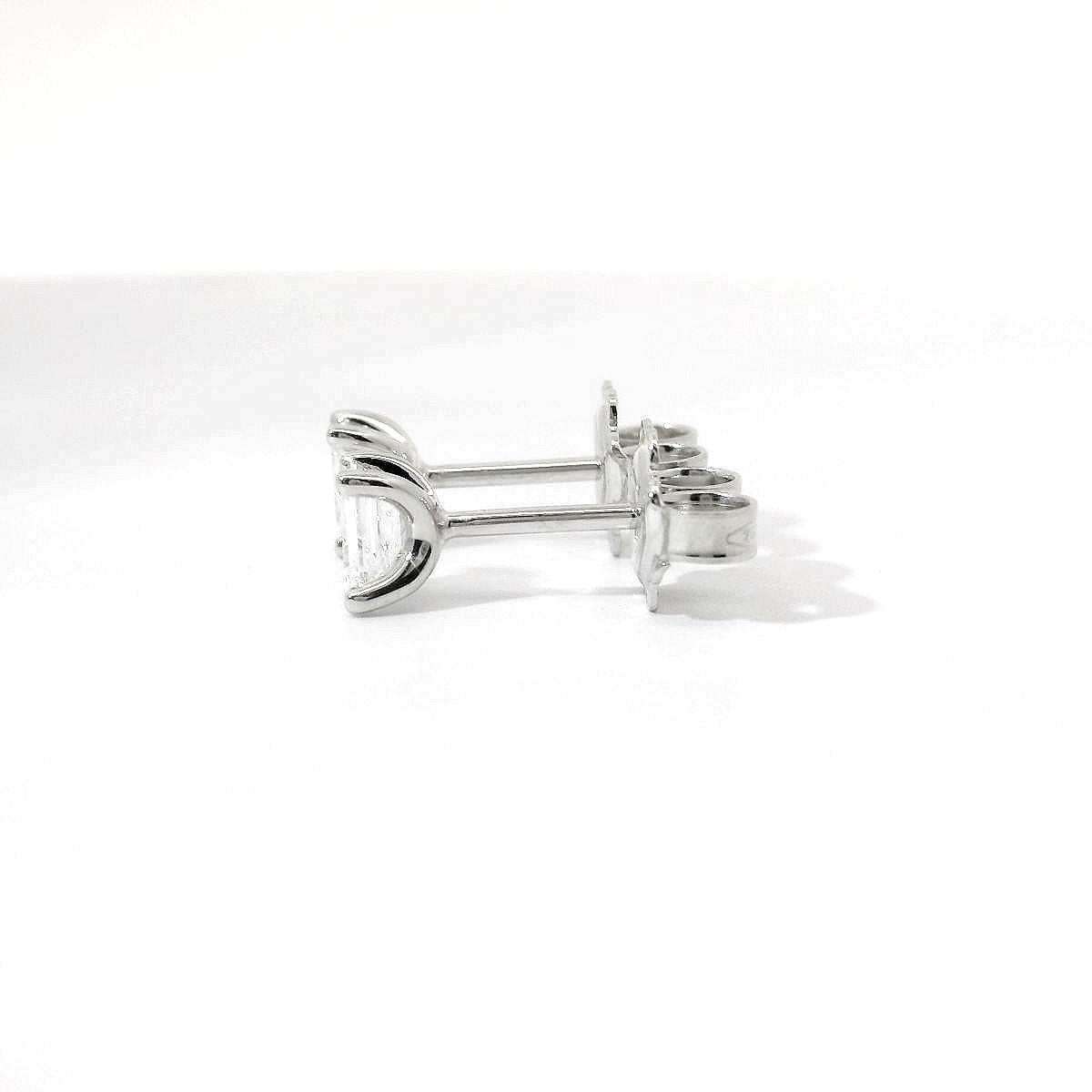 Orecchini punto luce in oro bianco e diamanti Lab-Grown taglio smeraldo, 0,60 carati.