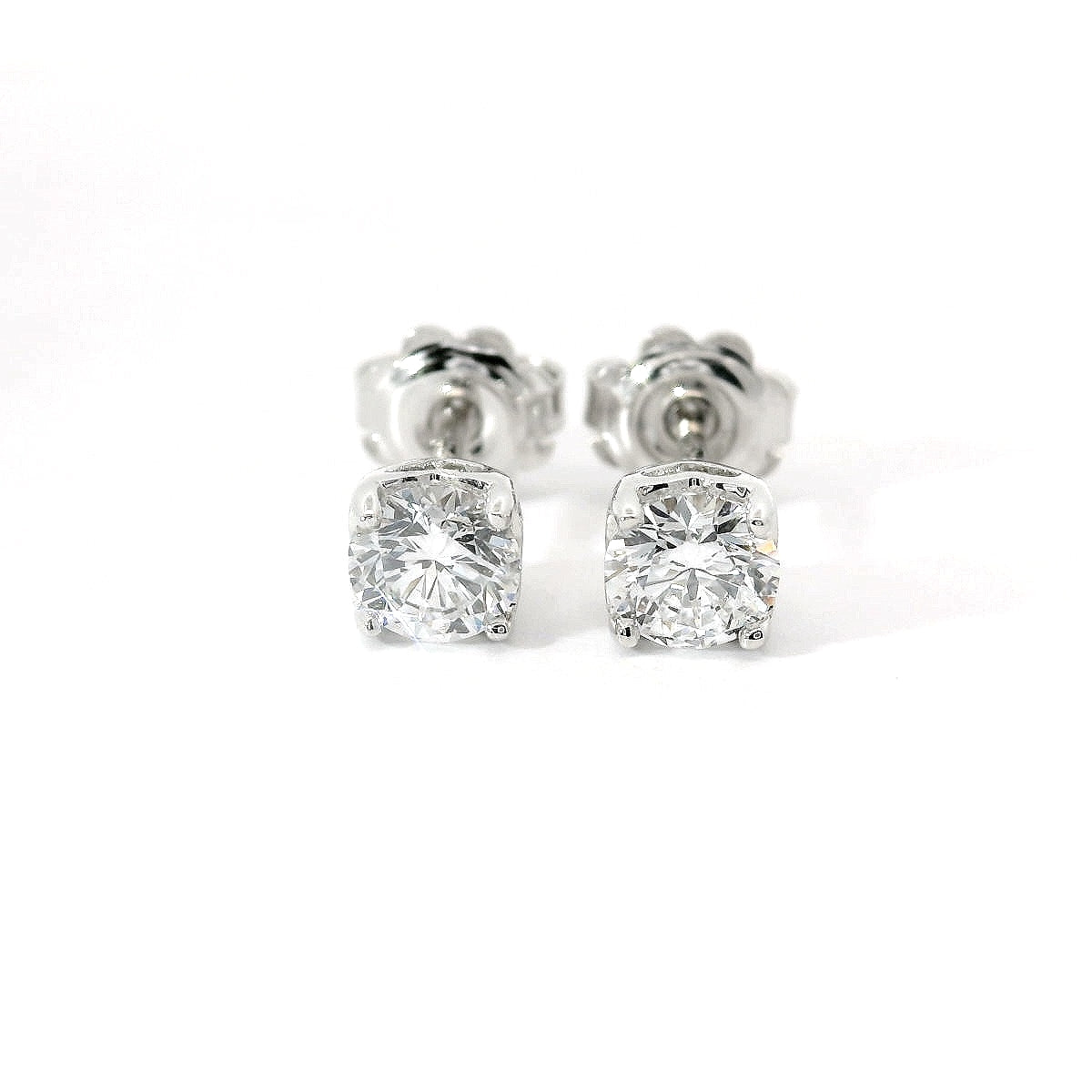 Orecchini punto luce con castone a cuore in oro bianco con diamanti lab-grown taglio brillante, 1,00 carati.