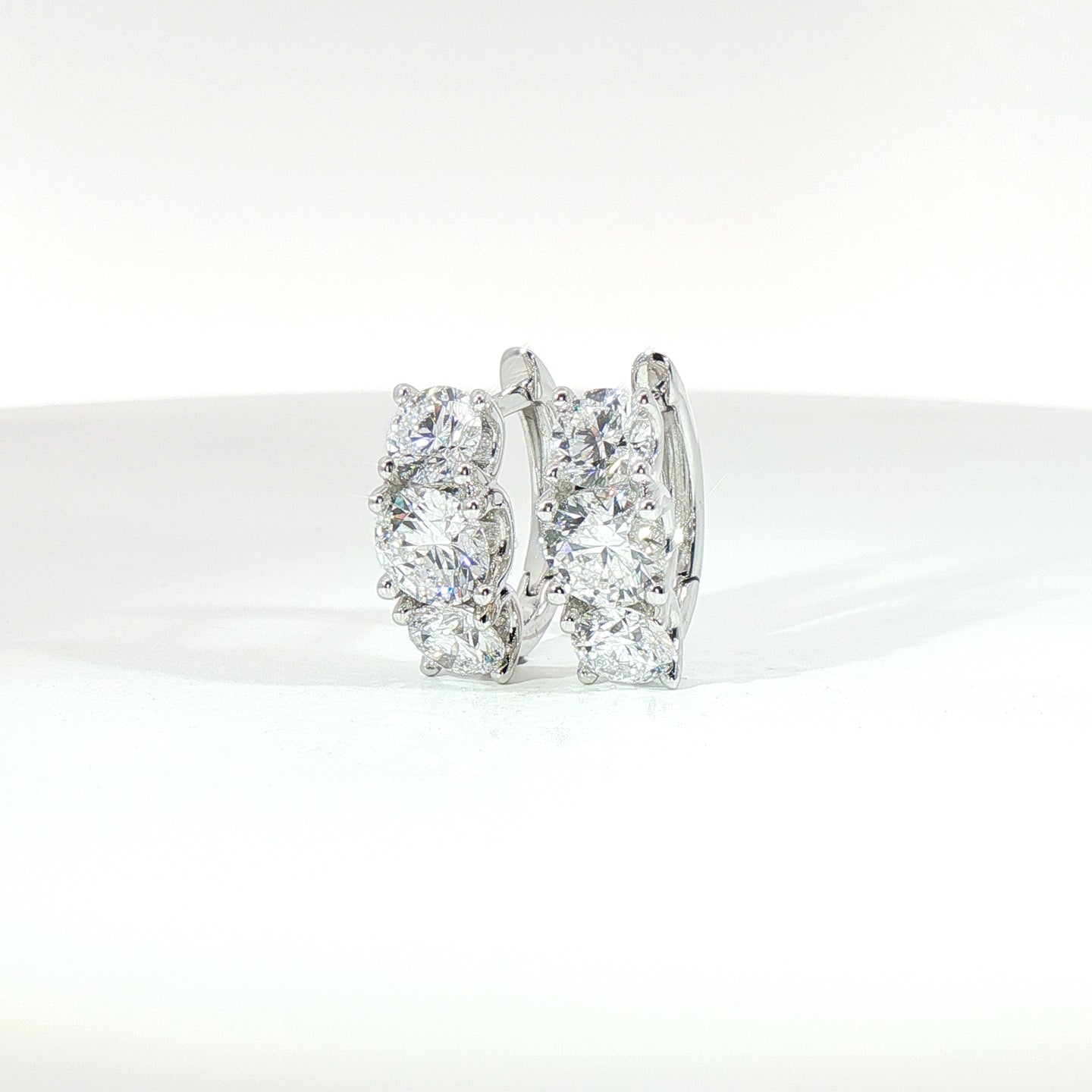 Orecchini cerchio con diamanti Lab-Grown taglio brillante, 3,01 carati.