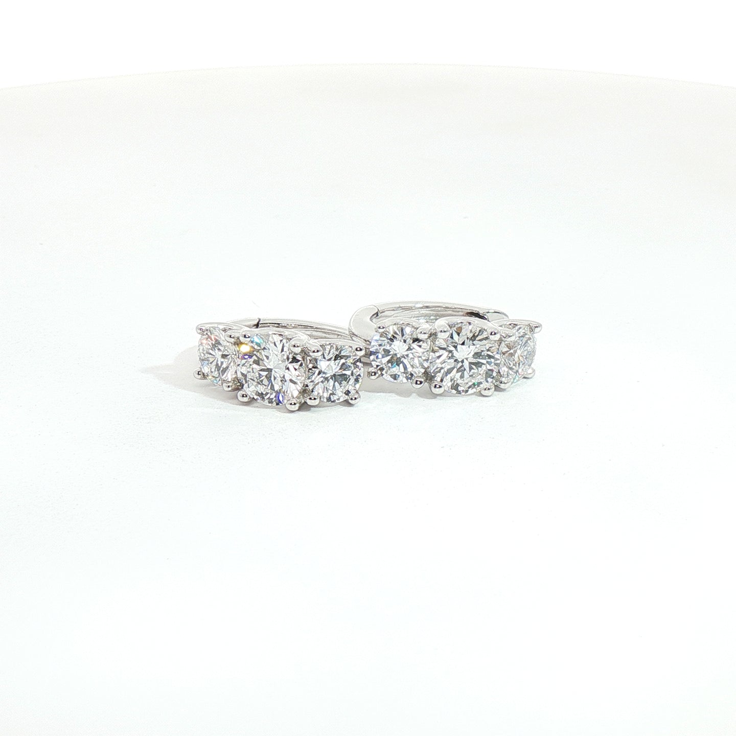 Orecchini cerchio con diamanti Lab-Grown taglio brillante, 3,01 carati.