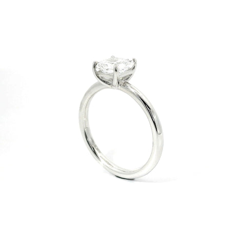 Solitario in oro bianco con diamante lab-grown taglio princess, 1,08 carati.