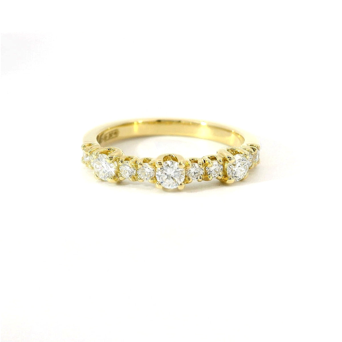 Fedina con spot in oro giallo con diamanti lab-grown taglio brillante, 0,53 carati.