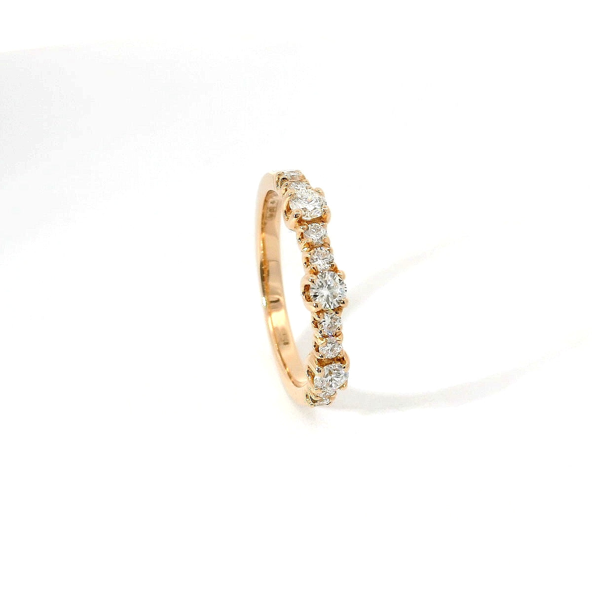 Fedina con spot in oro rosa con diamanti lab-grown taglio brillante, 0,53 carati.