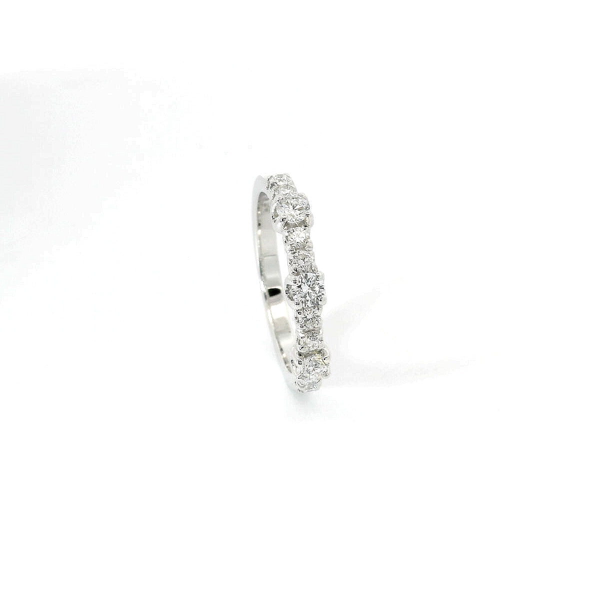 Fedina con spot in oro bianco con diamanti lab-grown taglio brillante, 0,53 carati.