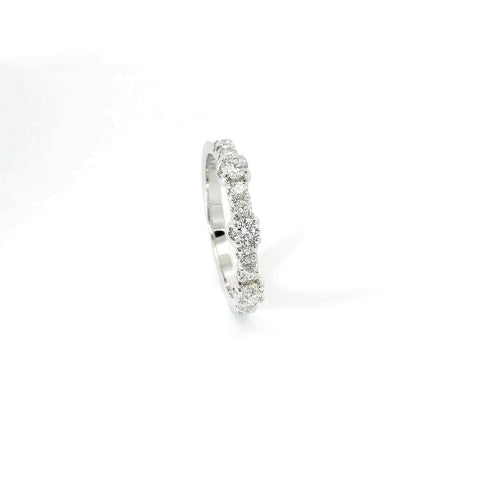 Fedina con spot in oro bianco con diamanti lab-grown taglio brillante, 0,53 carati.