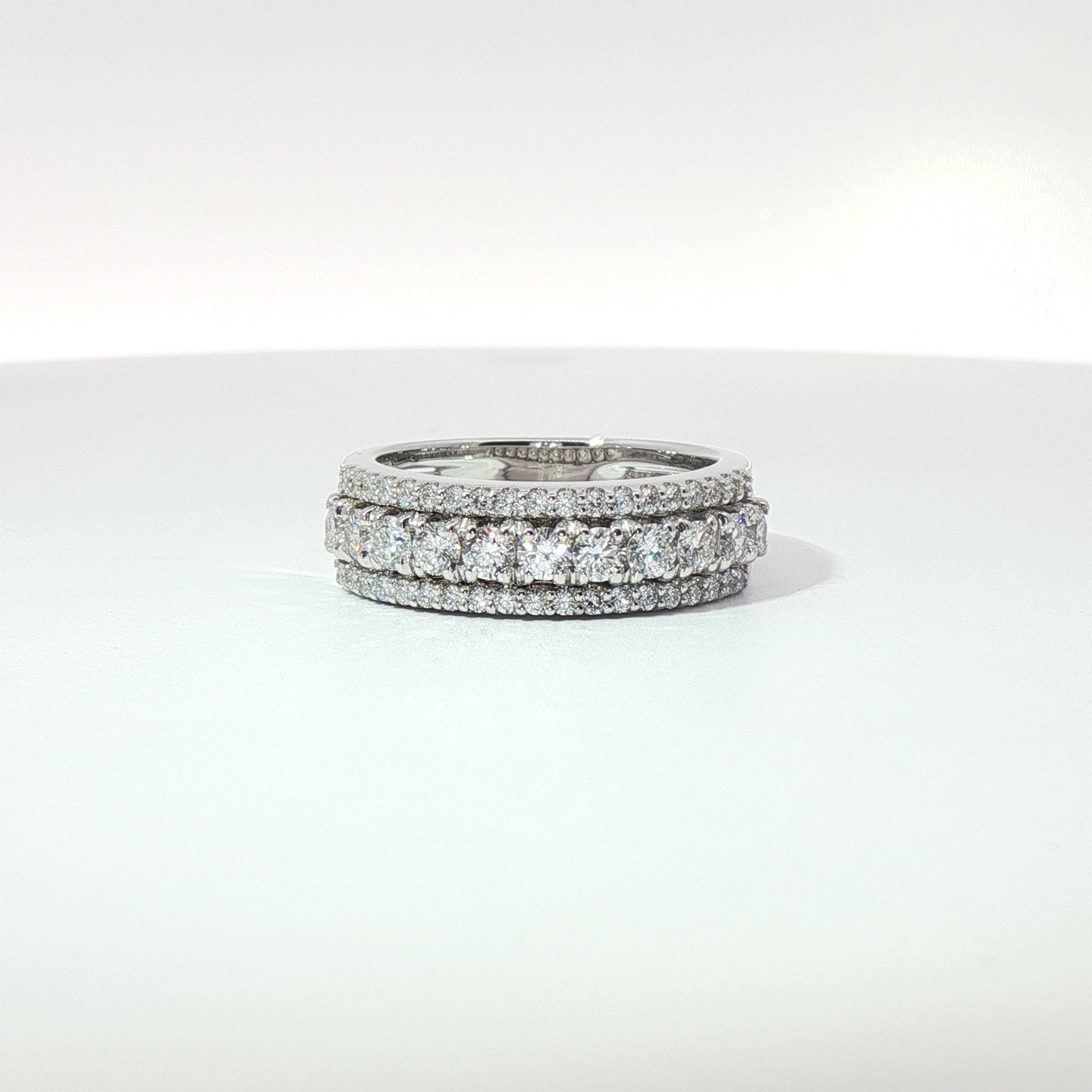 Fascia in oro bianco con diamanti Lab-Grown taglio brillante, 0,97 carati.